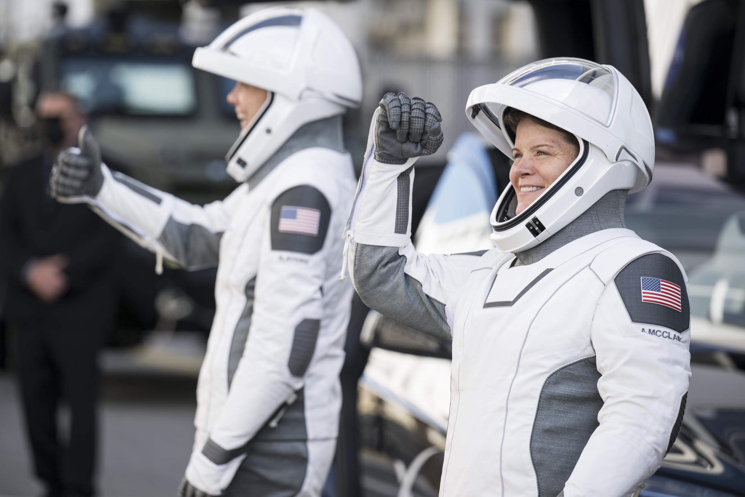 Las astronautas de la NASA Anne McClain y Nichole Ayers hacen un gesto a sus amigos y familiares antes de subir a la nave espacial SpaceX Dragon para el lanzamiento de la misión Crew-10 el 14 de marzo de 2025 | Fuente: Getty Images