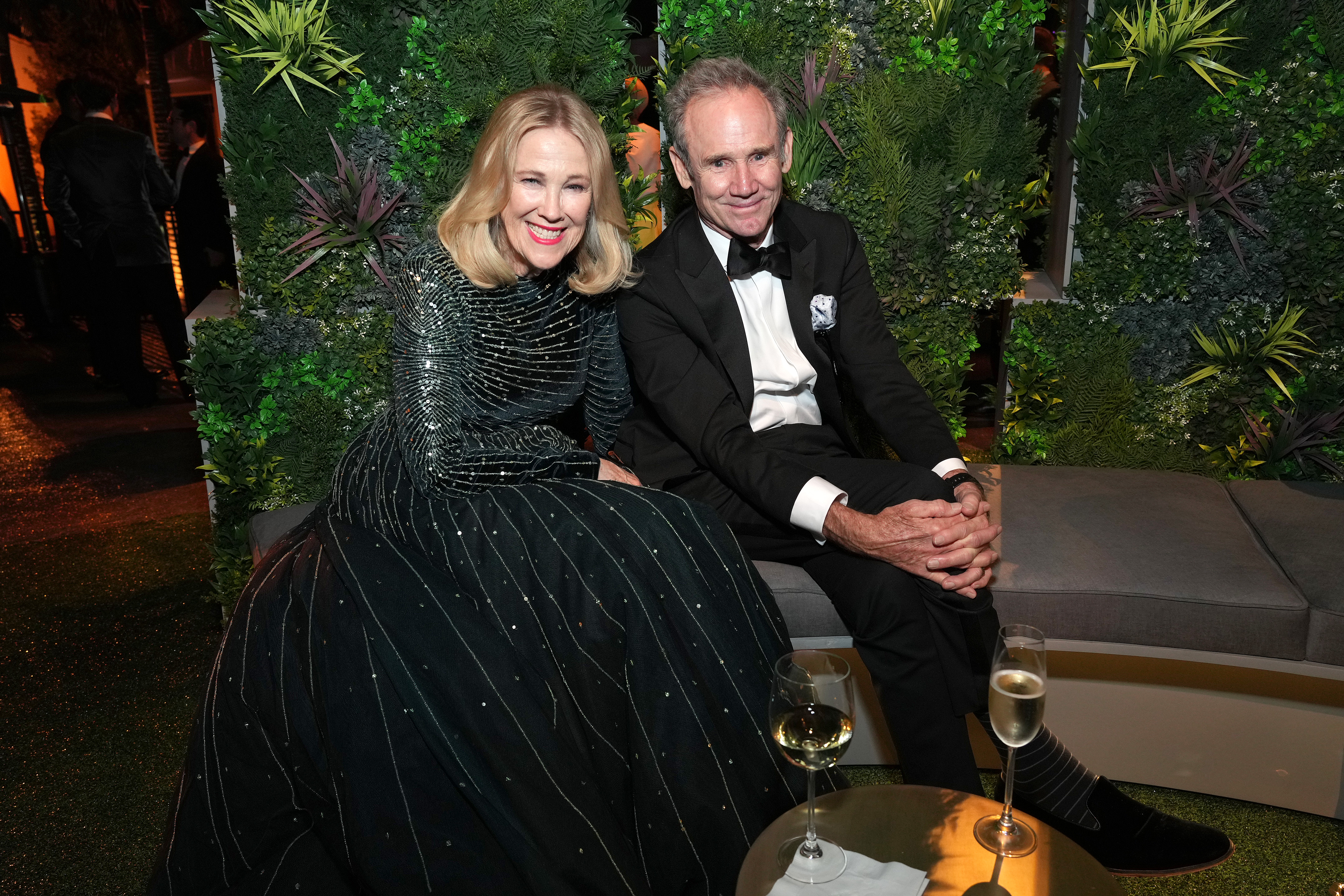 Catherine O'Hara y Bo Welch asisten a la Fiesta de los Oscar 2022 de Vanity Fair. | Fuente: Getty Images