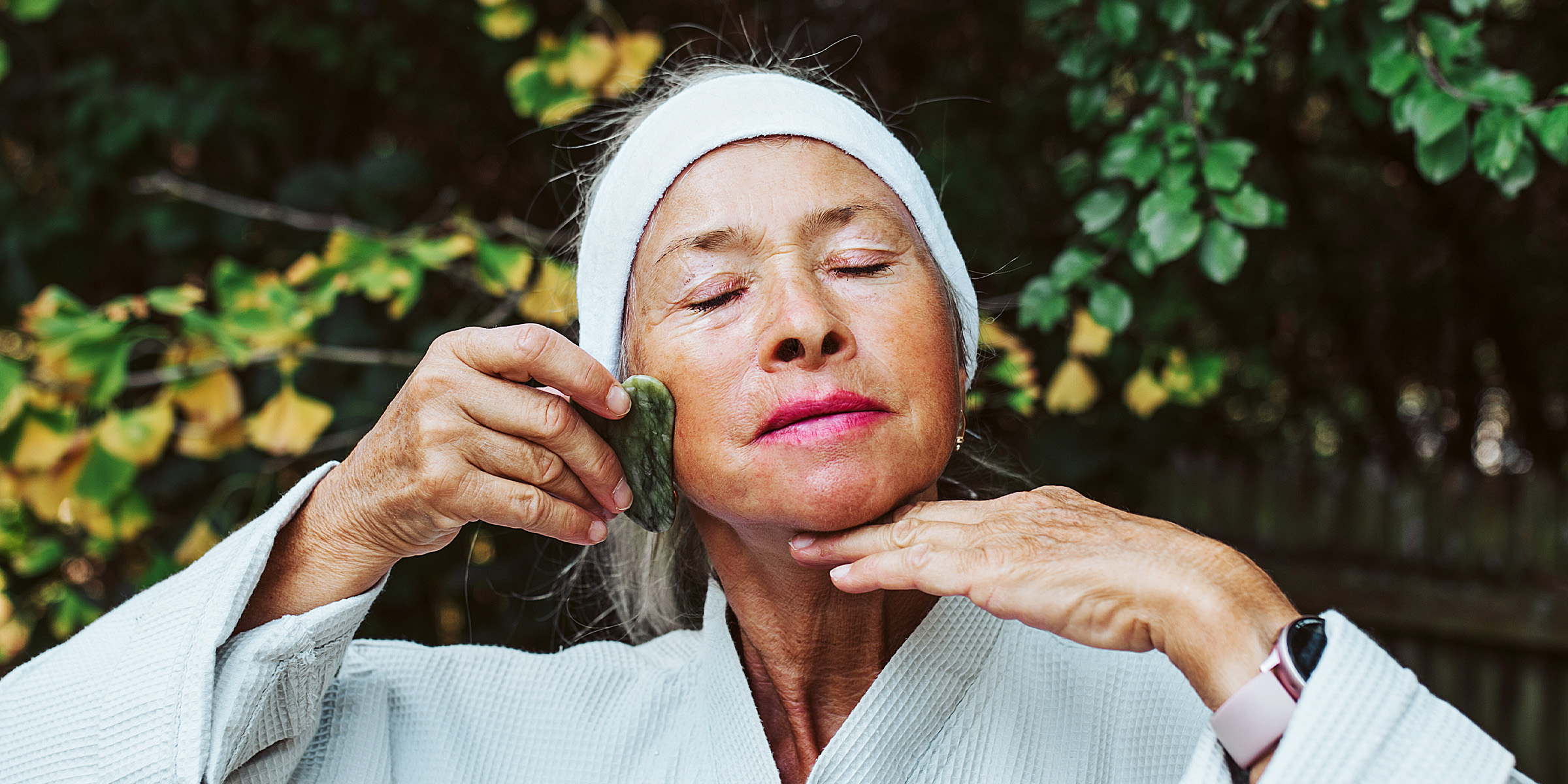 Una mujer aplicando Gua Sha | Fuente: Getty Images