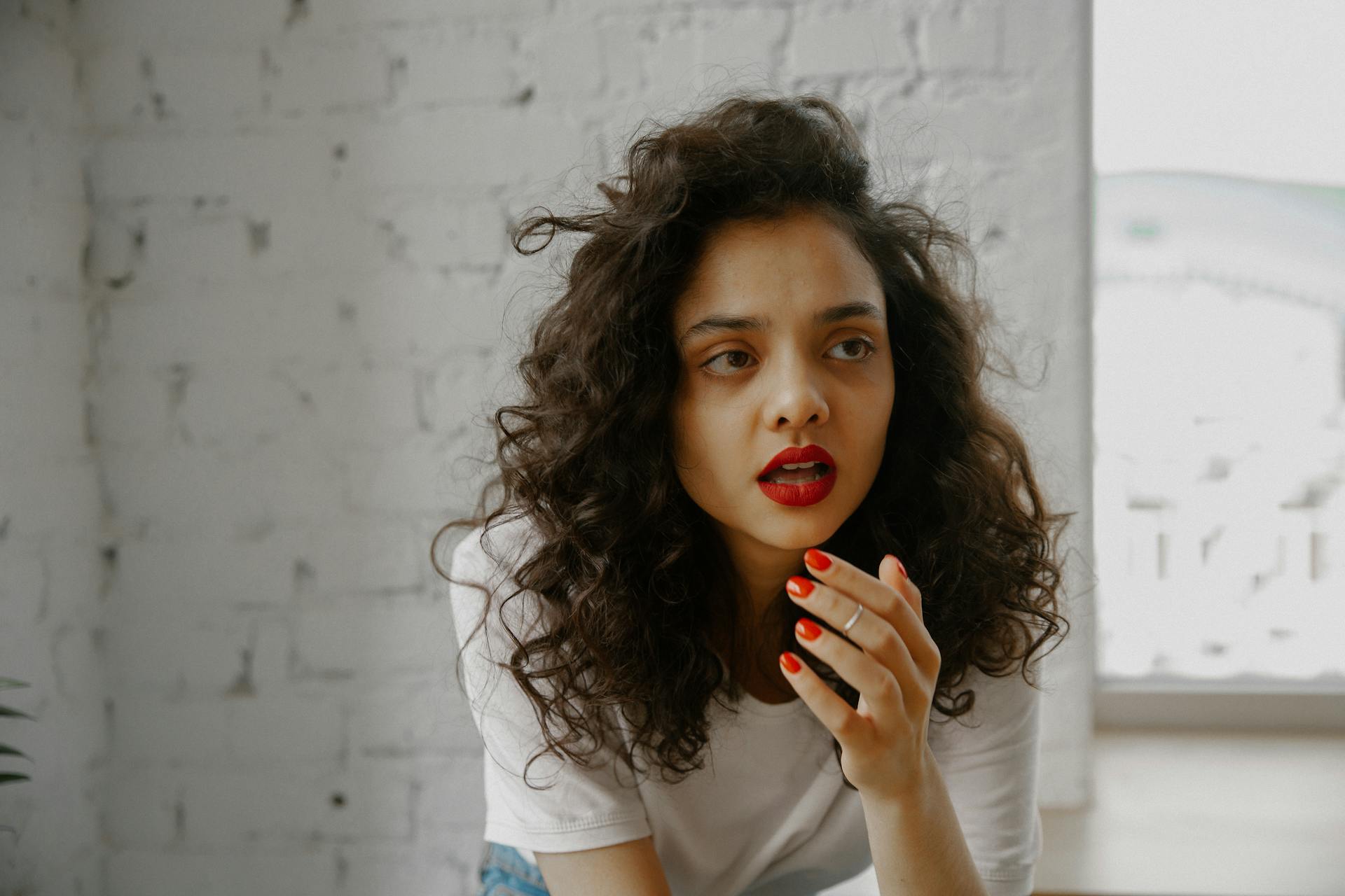 Una mujer hablando con alguien | Fuente: Pexels