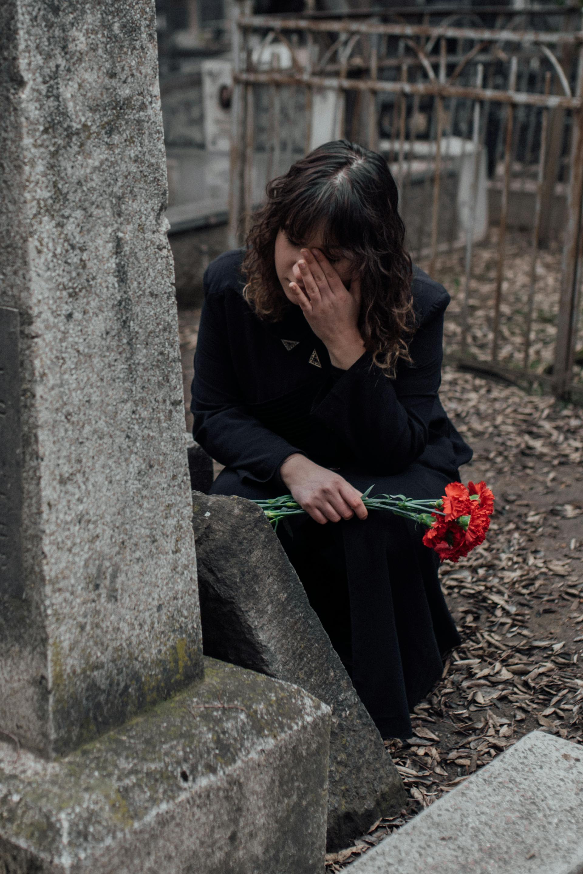 Una mujer de luto en un cementerio | Fuente: Pexels