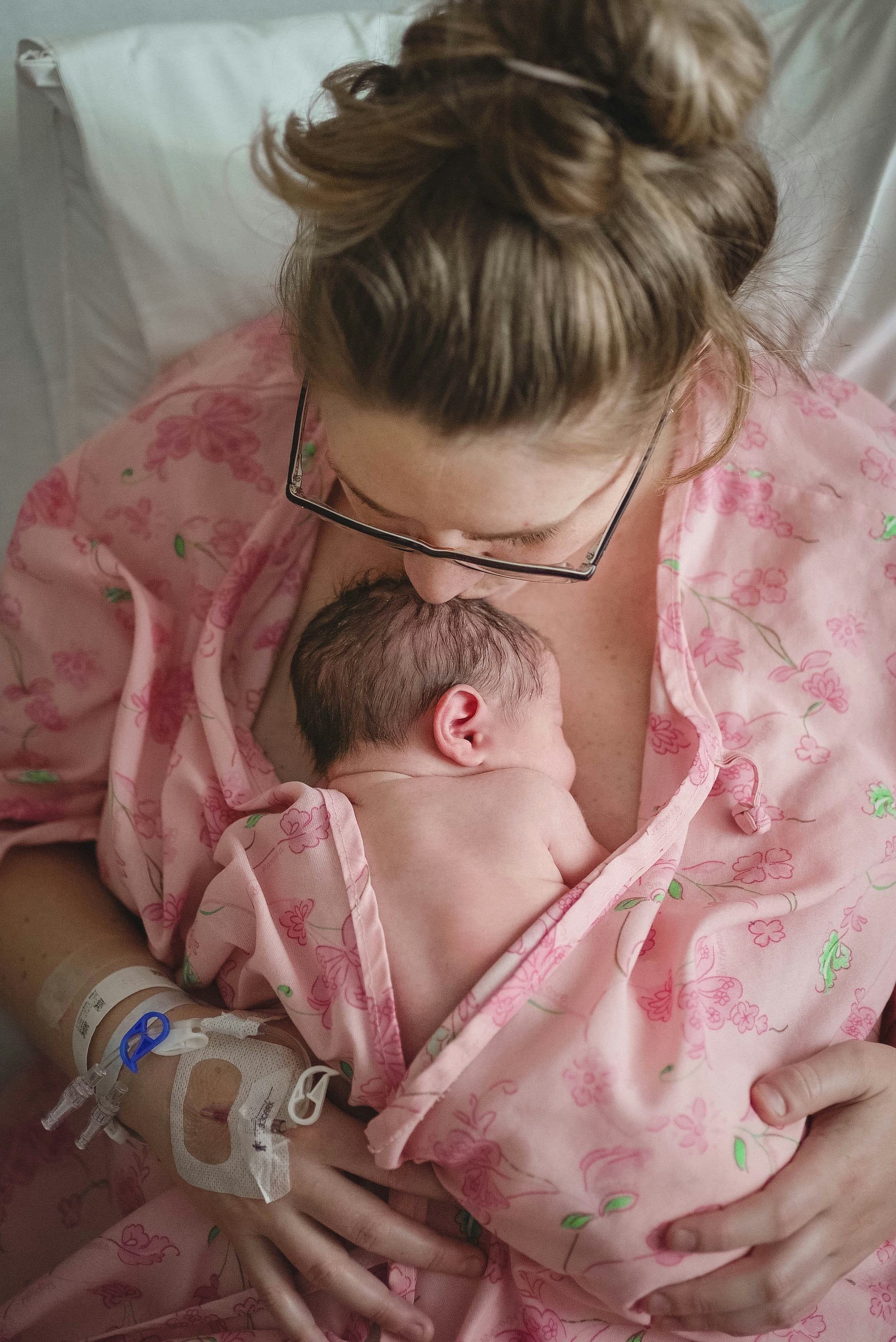 Una madre y su recién nacido | Fuente: Unsplash