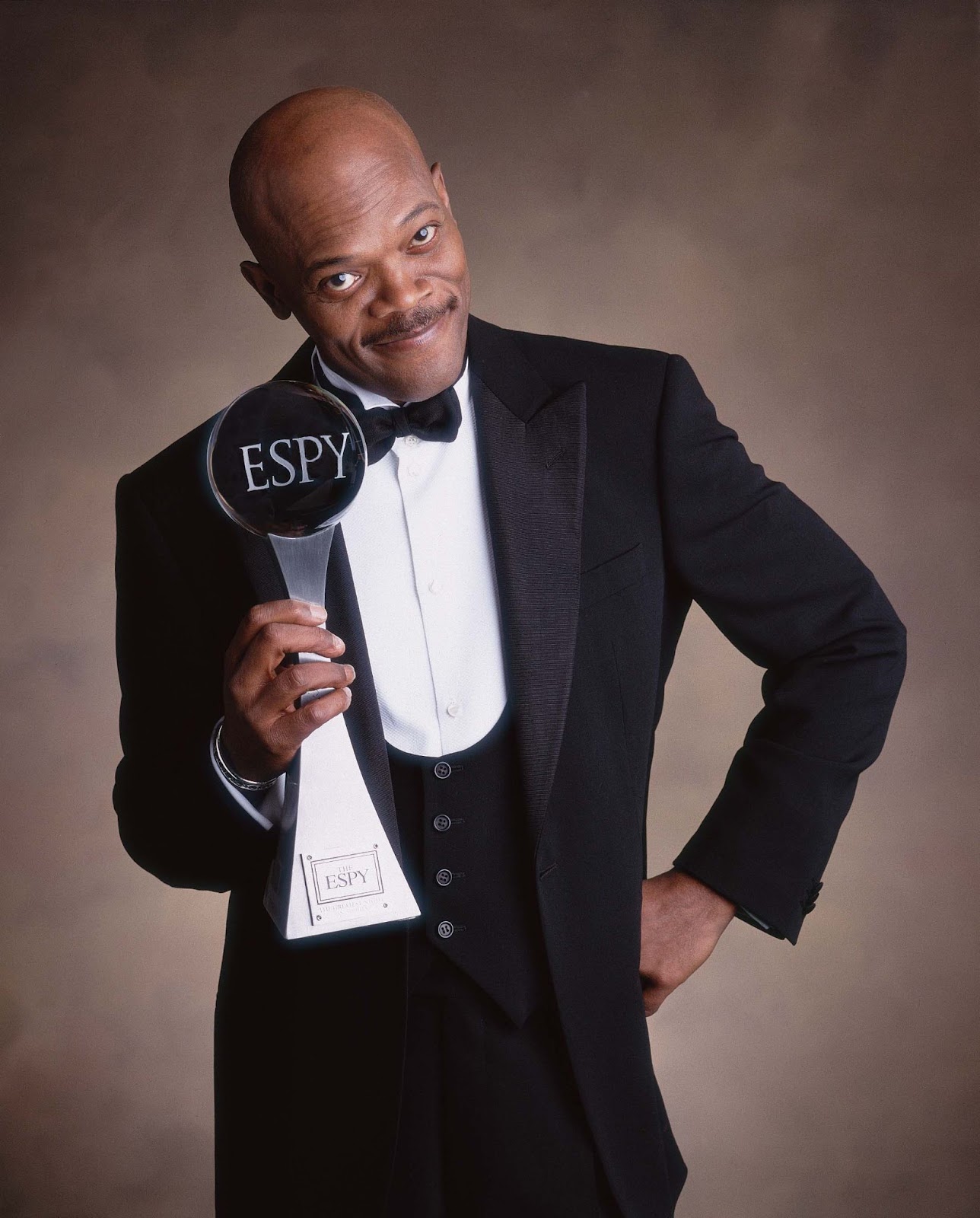 Samuel L. Jackson fotografiado sosteniendo un premio ESPY en 2001 | Fuente: Getty Images