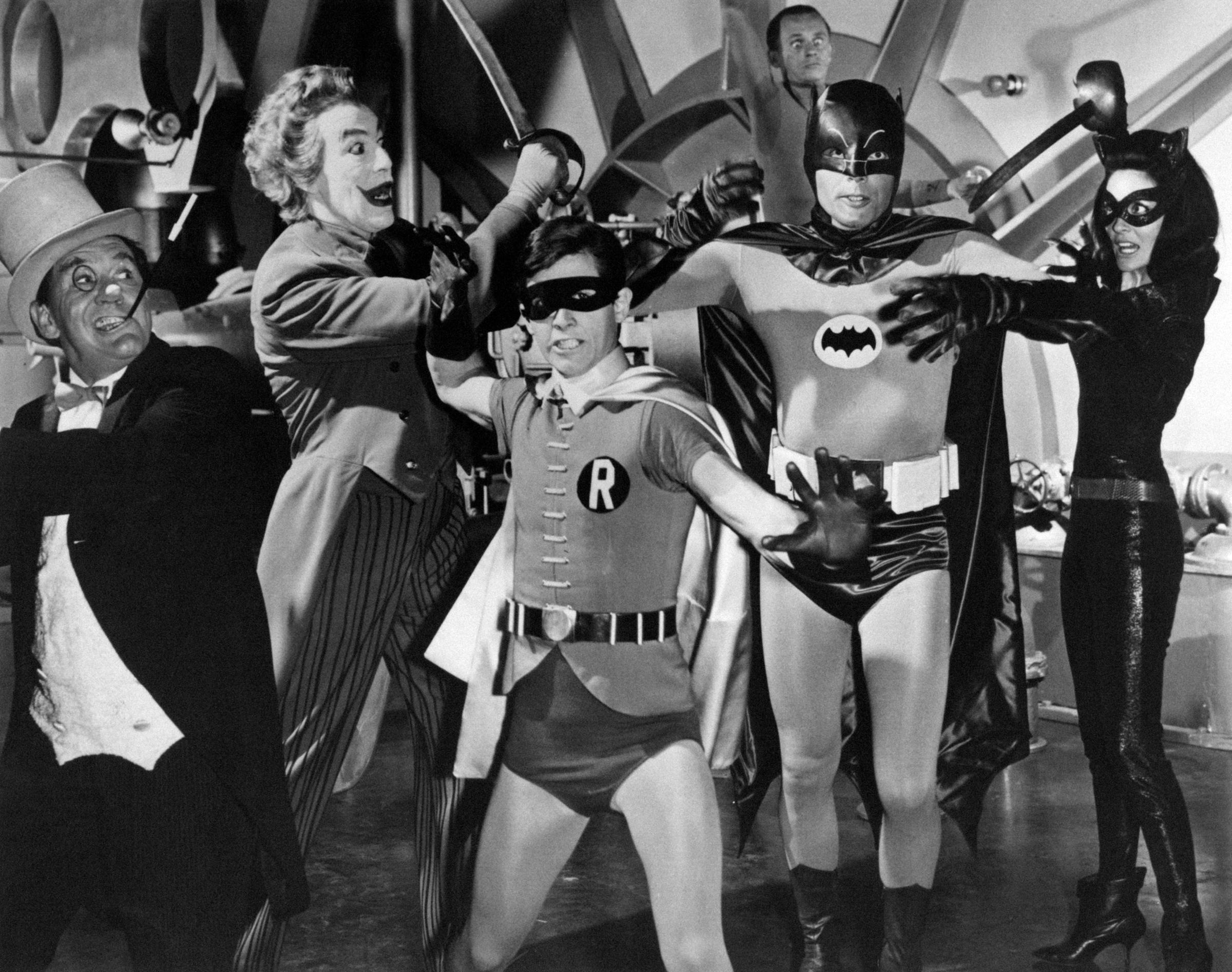 (De izq. a dcha.) Burgess Meredith, César Romero, Burt Ward, Adam Wes y la actriz en el plató de