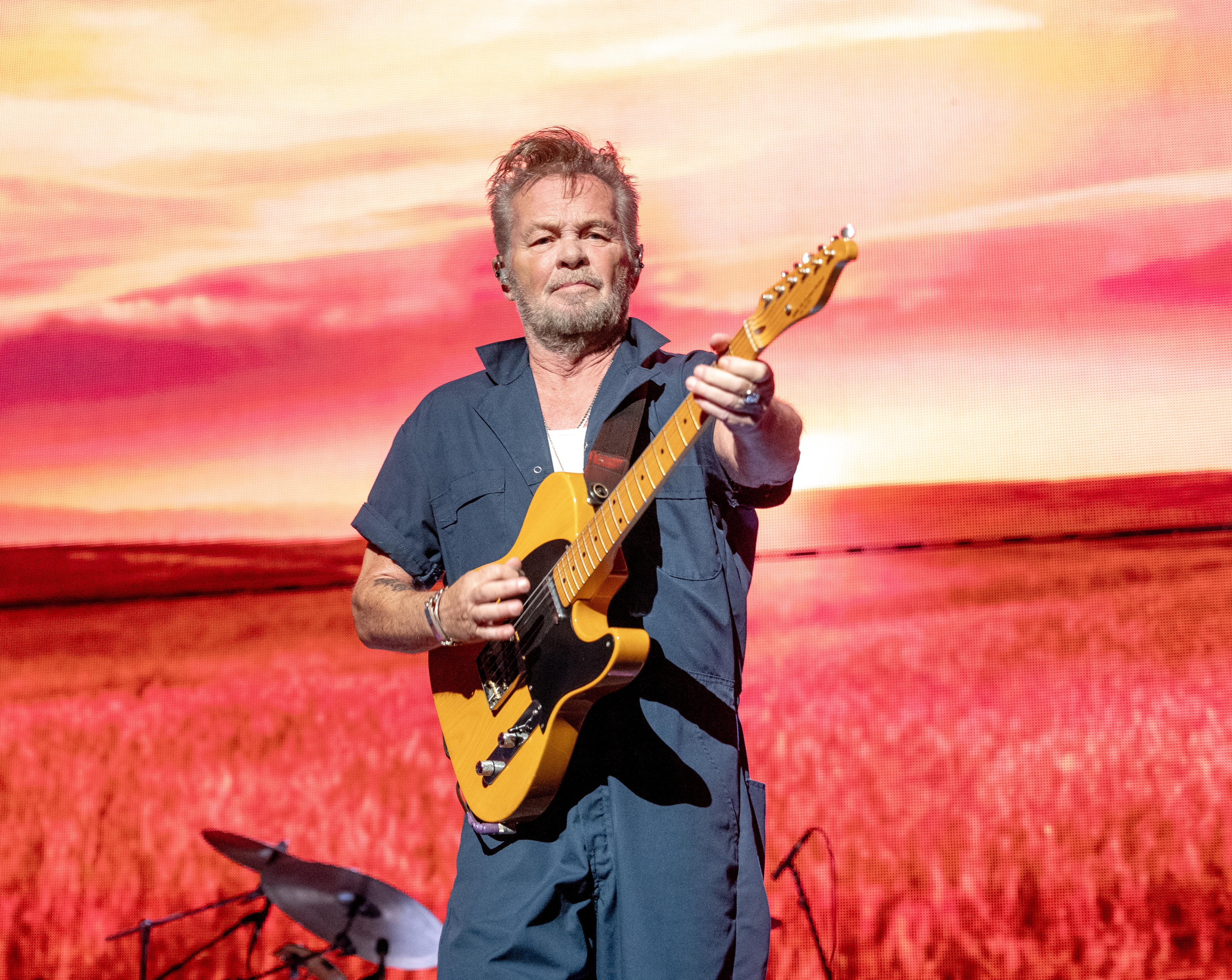 John Mellencamp actúa en concierto en el Saratoga Performing Arts Center el 21 de septiembre de 2024, en Saratoga Springs, Nueva York. | Fuente: Getty Images