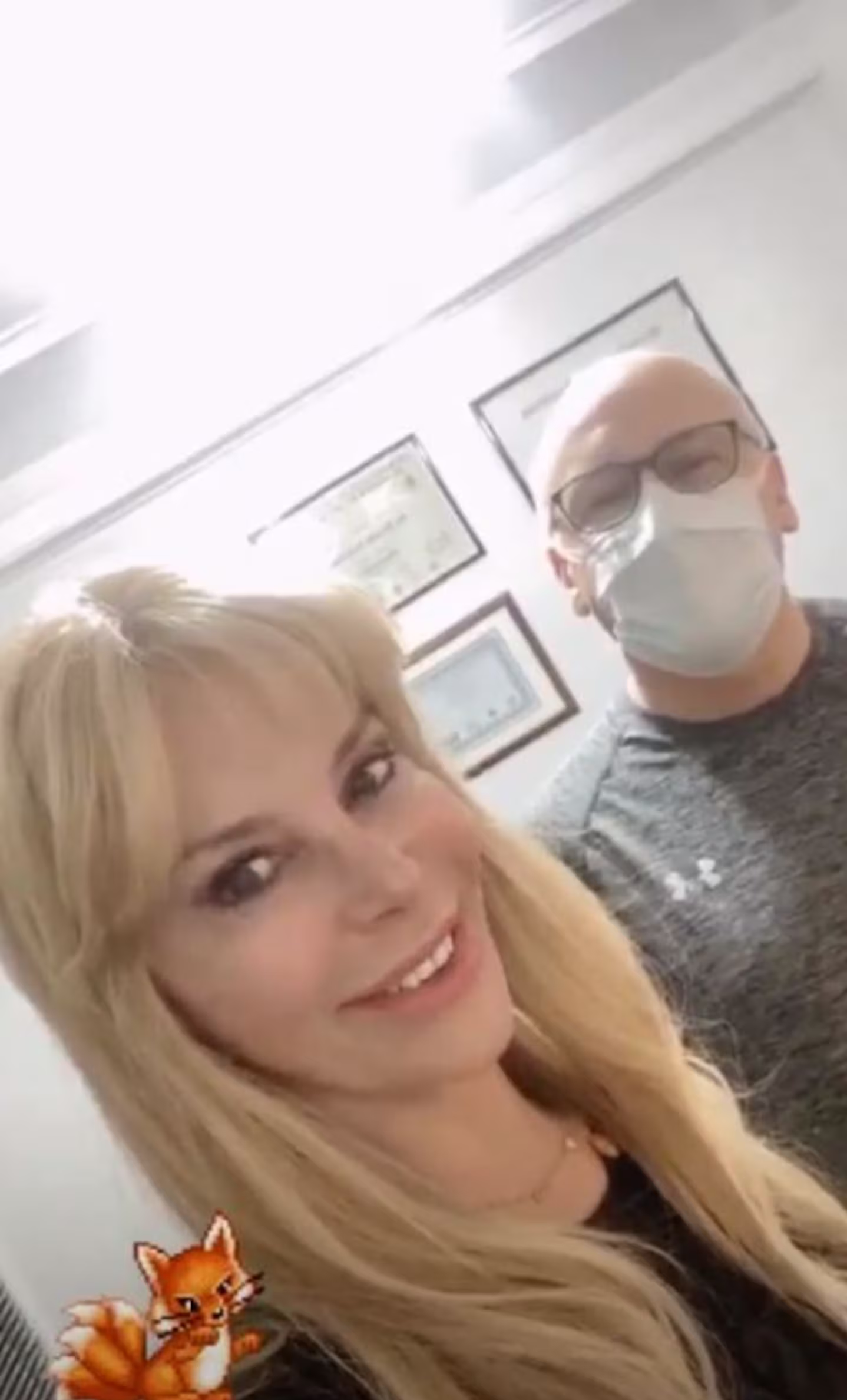 Graciela Alfano junto a su cirujano tras someterse a un procedimiento en sus ojos | Fuente: Instagram Stories/iconoalfano