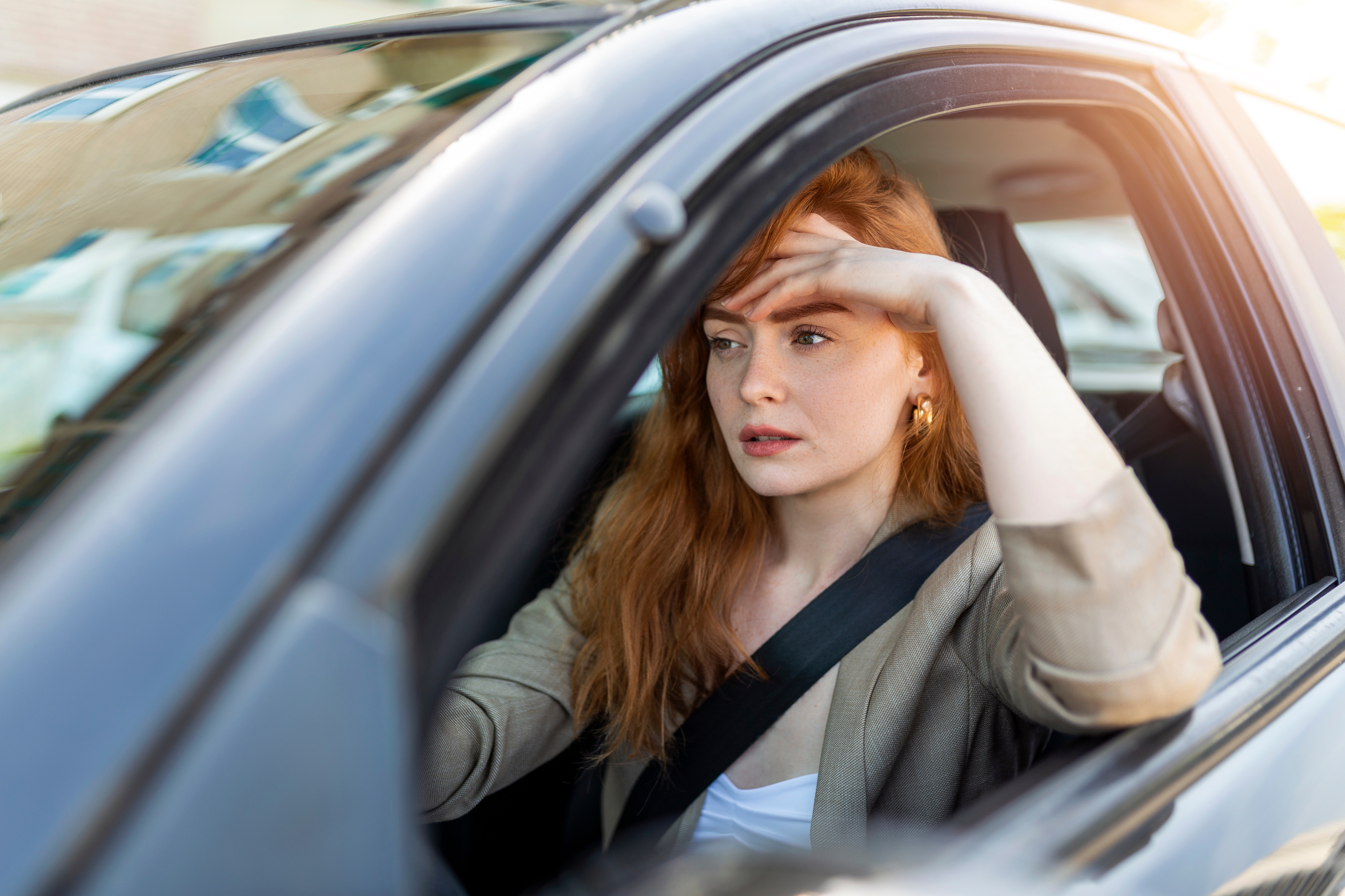 Una mujer en el automóvil pensando | Foto: Shutterstock