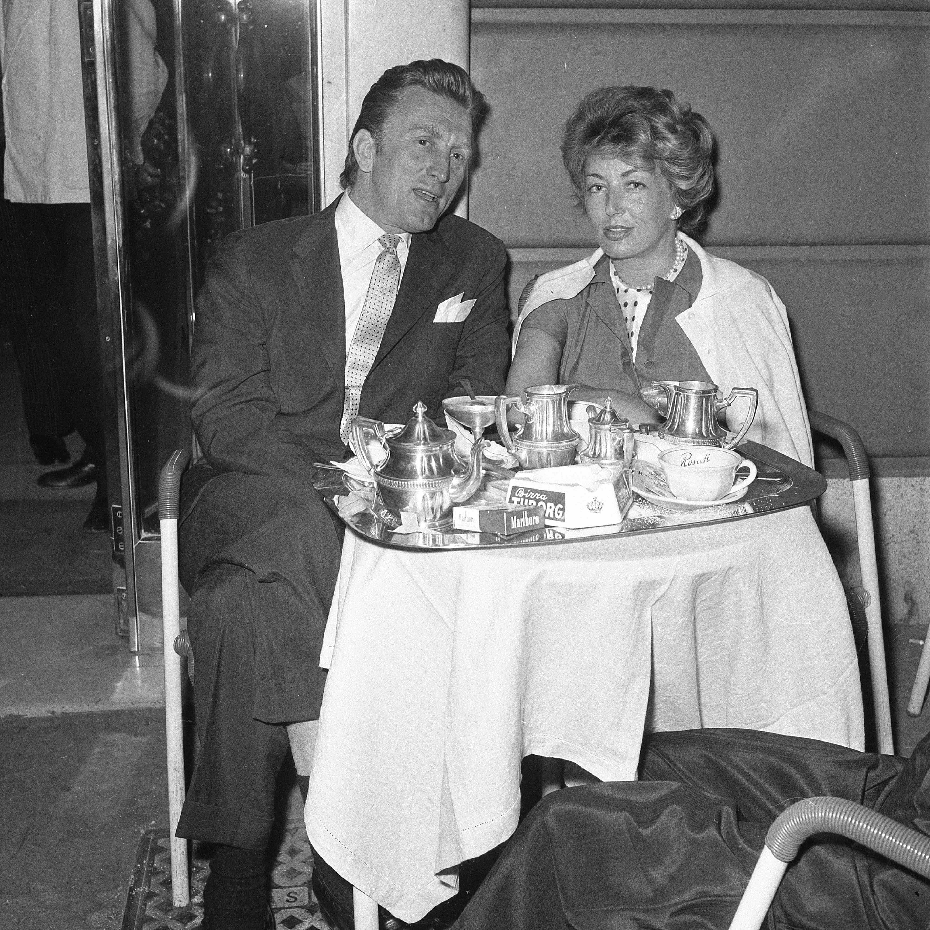 Anne Douglas y su marido Kirk Douglas en la cafetería de Via Veneto, Roma, 1958. | Foto: Getty Images