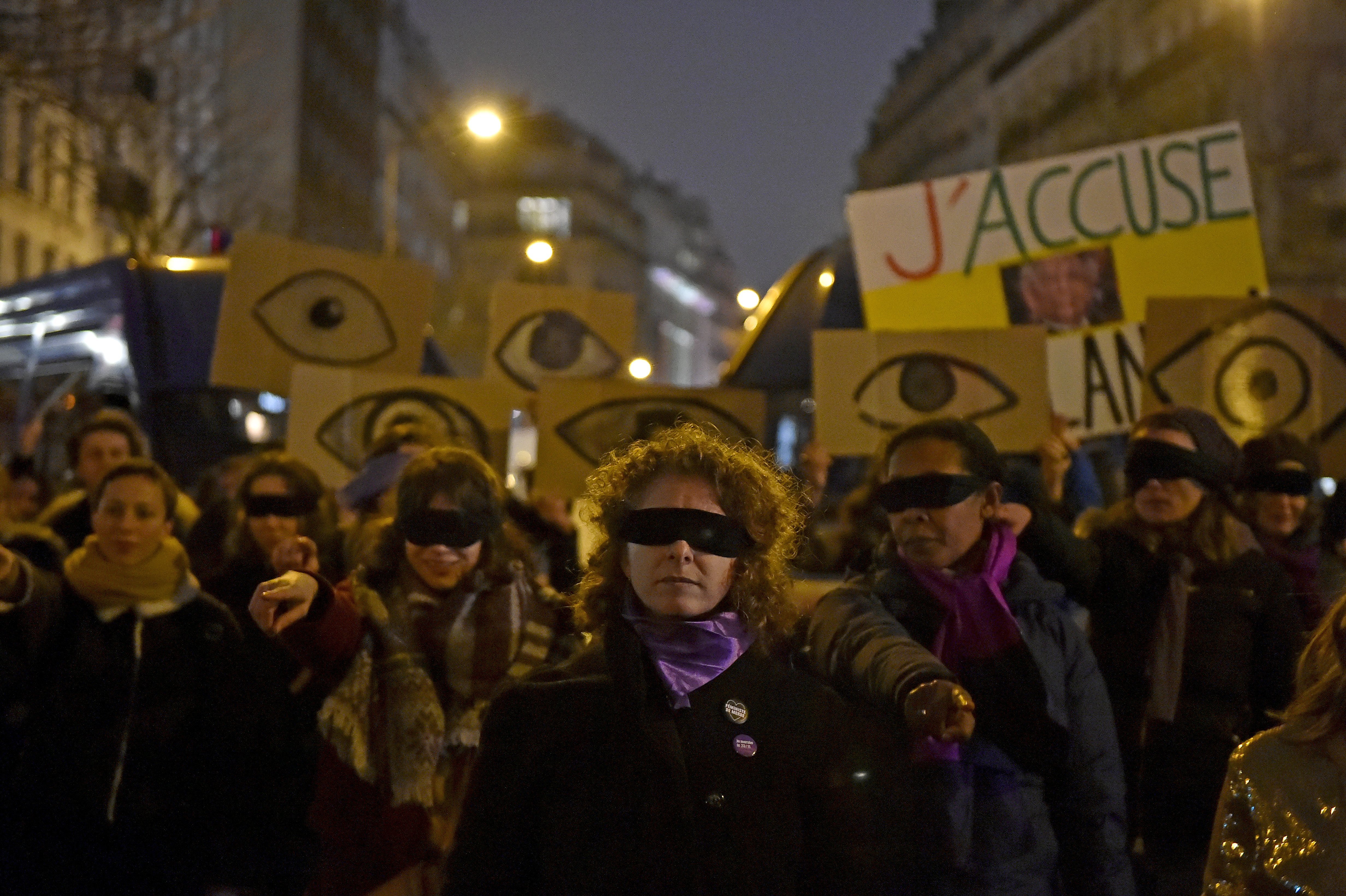 Las activistas feministas participan en un flash mob frente a la policía antidisturbios junto a la Ceremonia de entrega de premios de cine Cesar para protestar contra las nominaciones de la película de Roman Polanski 'Un oficial y un espía' el 28 de febrero de 2020 en París, Francia. | Foto: Getty Images