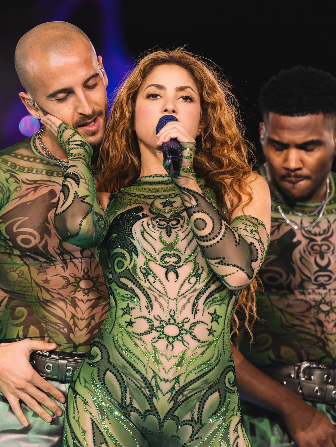 Shakira en el escenario con dos bailarines durante su gira mundial "Las Mujeres Ya No Lloran" en el Estadio Jorge "El Mágico" González en San Salvador el 8 de febrero de 2026. | Fuente: Instagram/shakira