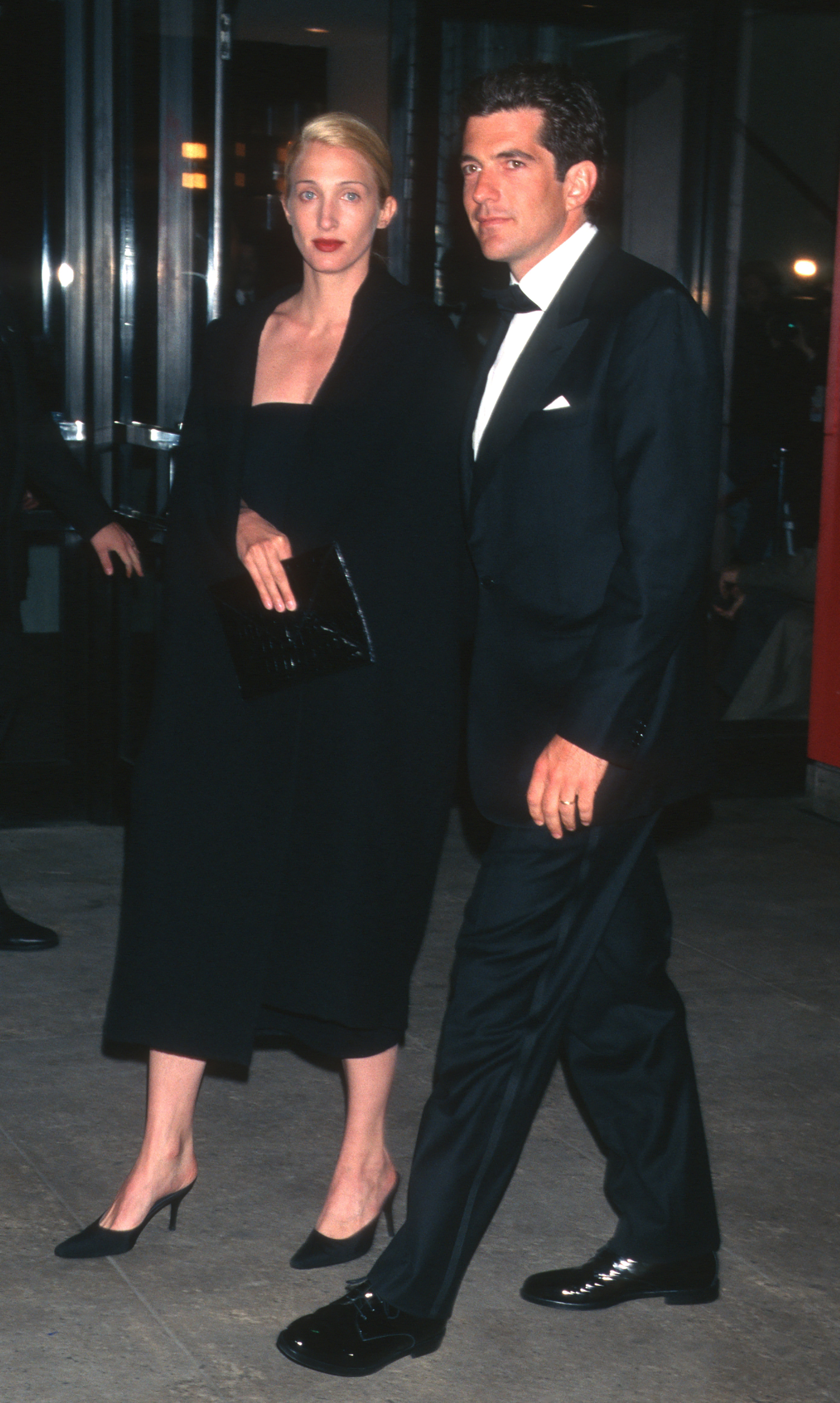 Carolyn Bessette y John F. Kennedy Jr. en la entrega de la Medalla Jacqueline Kennedy Onassis de la Sociedad Municipal de Arte, el 6 de abril de 1998, en Nueva York. | Fuente: Getty Images