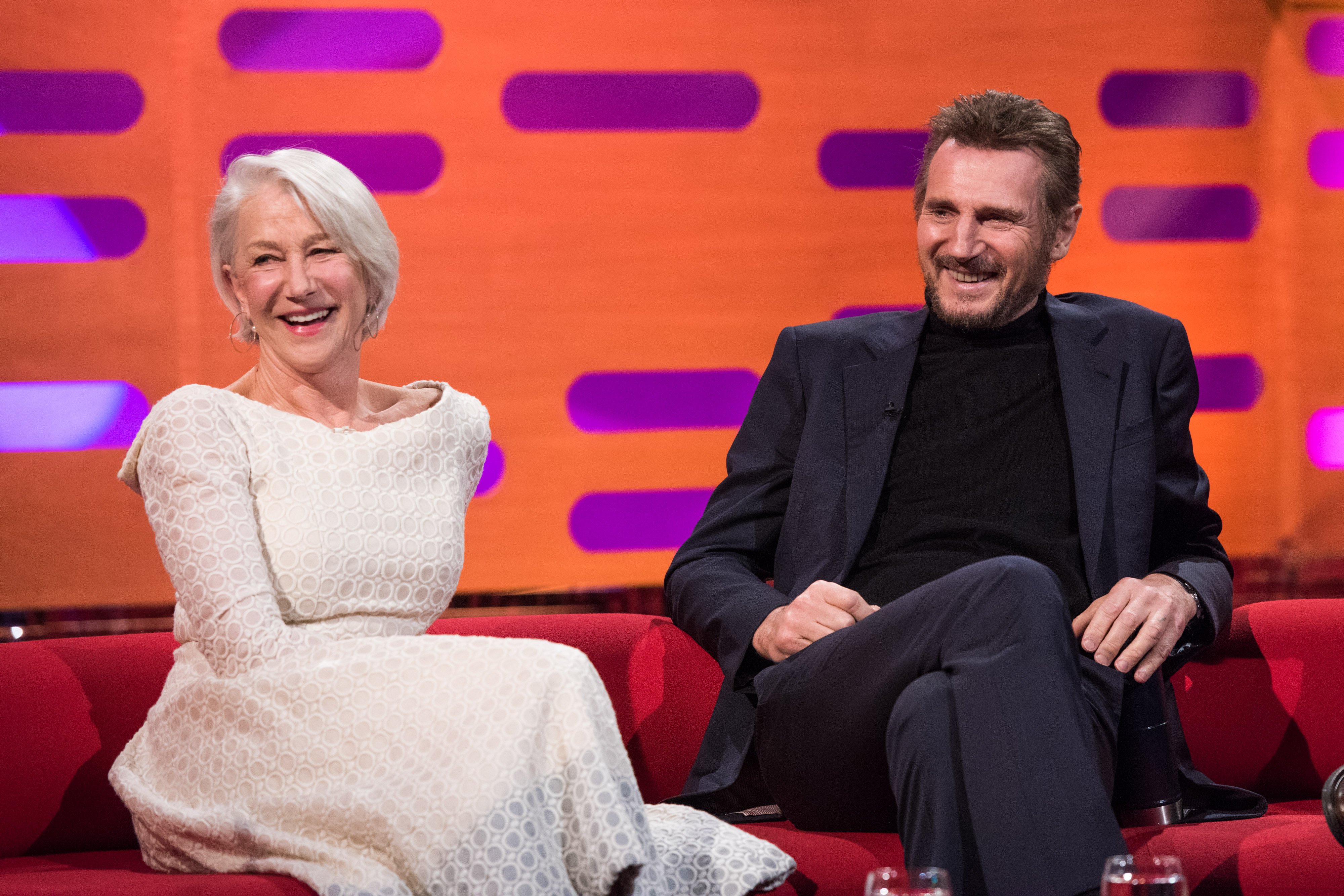Helen Mirren y Liam Neeson durante el rodaje de "Graham Norton Show" en The London Studios, al sur de Londres, en 2018. | Foto: Getty Images