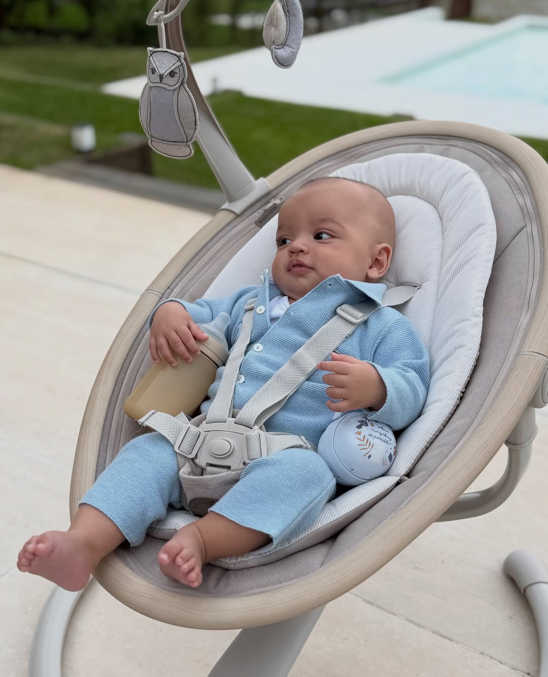 Isidro Fort sonriente recortado en un moisés mecedor | Fuente: Instagram/marengorocio