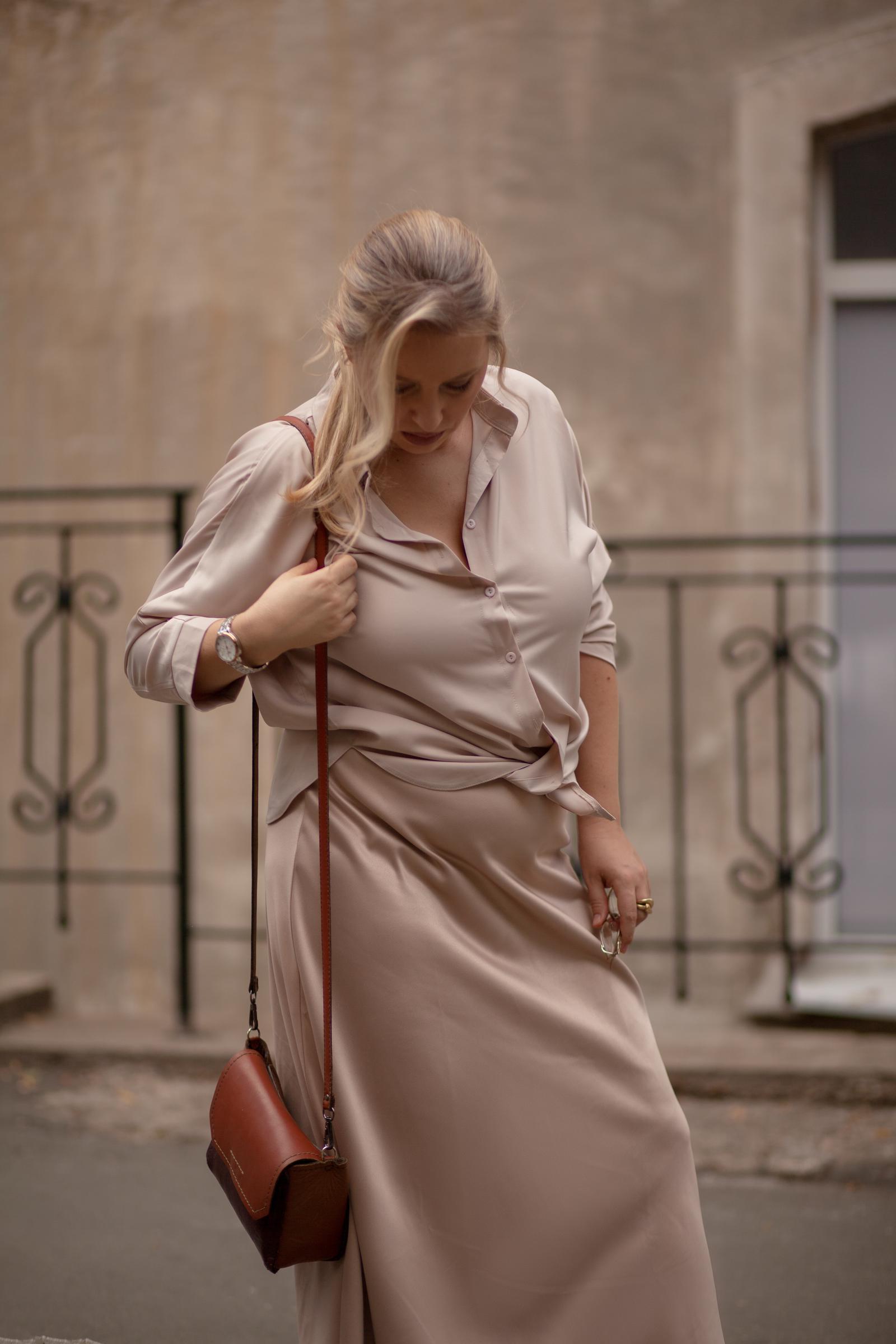 Mujer con falda de seda de línea A | Fuente: Shutterstock