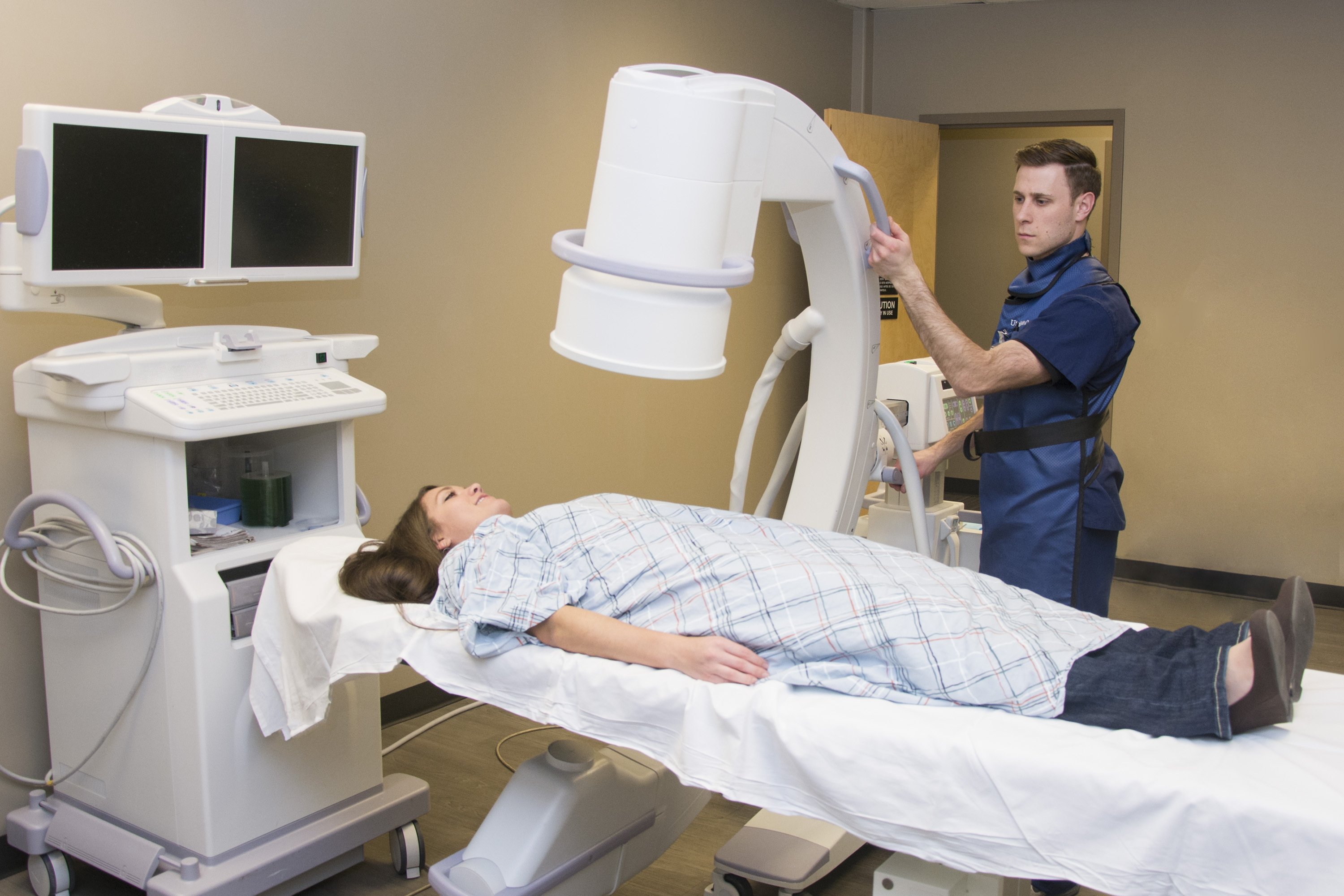 Un paciente preparando a otro para una radiografía. | Fuente: Shutterstock