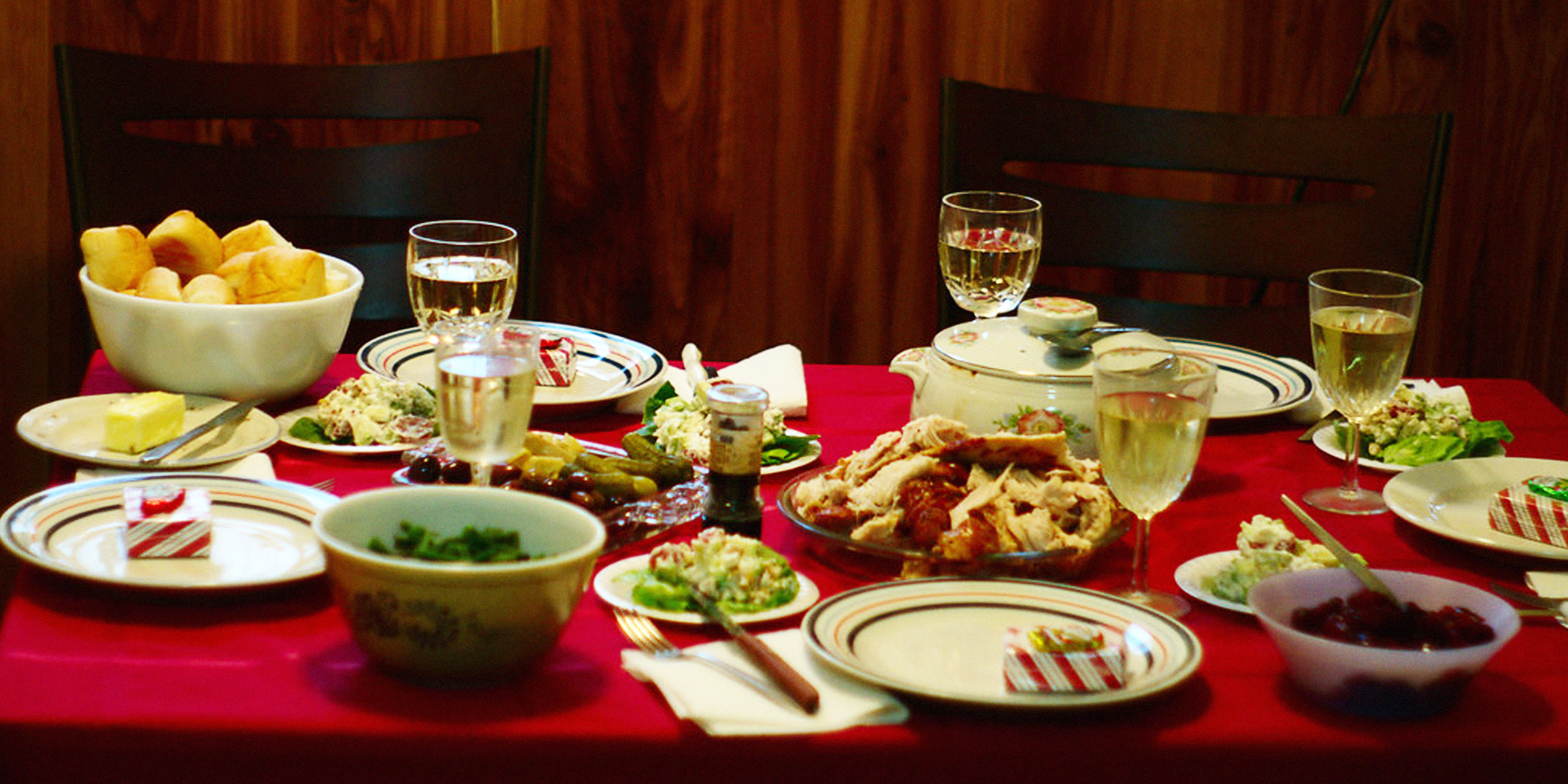 Mesa llena de comida | Fuente: Flickr