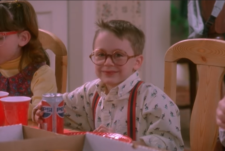 El joven actor como Fuller McCallister en la película de 1990 "Home Alone", de un vídeo del 8 de diciembre de 2011 | Fuente: YouTube/@charminglyobsolete