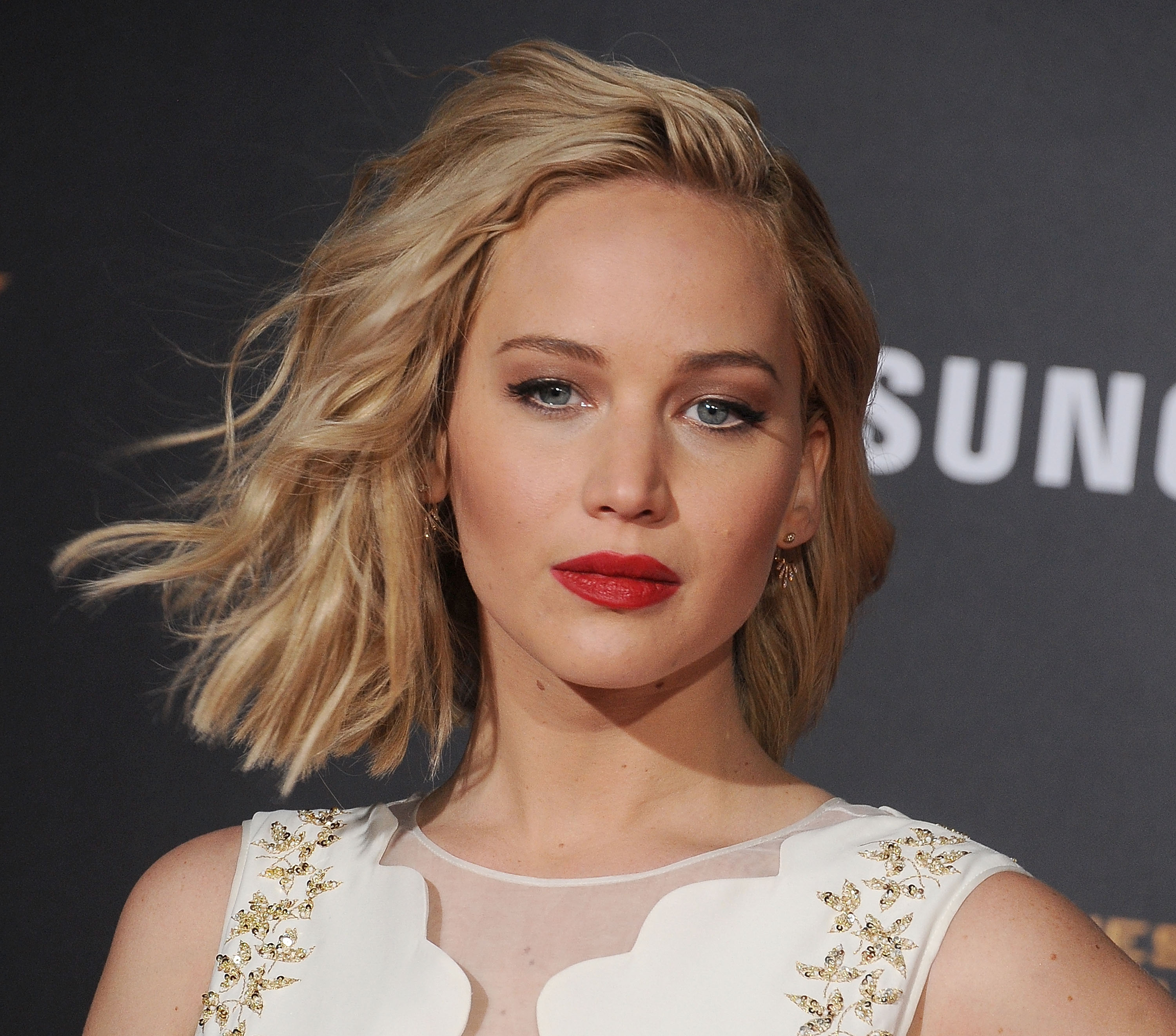 Años después de esa aparición en 2015, Lawrence le puso a su primer hijo el nombre de Cy, en honor al pintor estadounidense Cy Twombly, uno de los artistas favoritos de su esposo, Cooke Maroney. | Fuente: Getty Images.