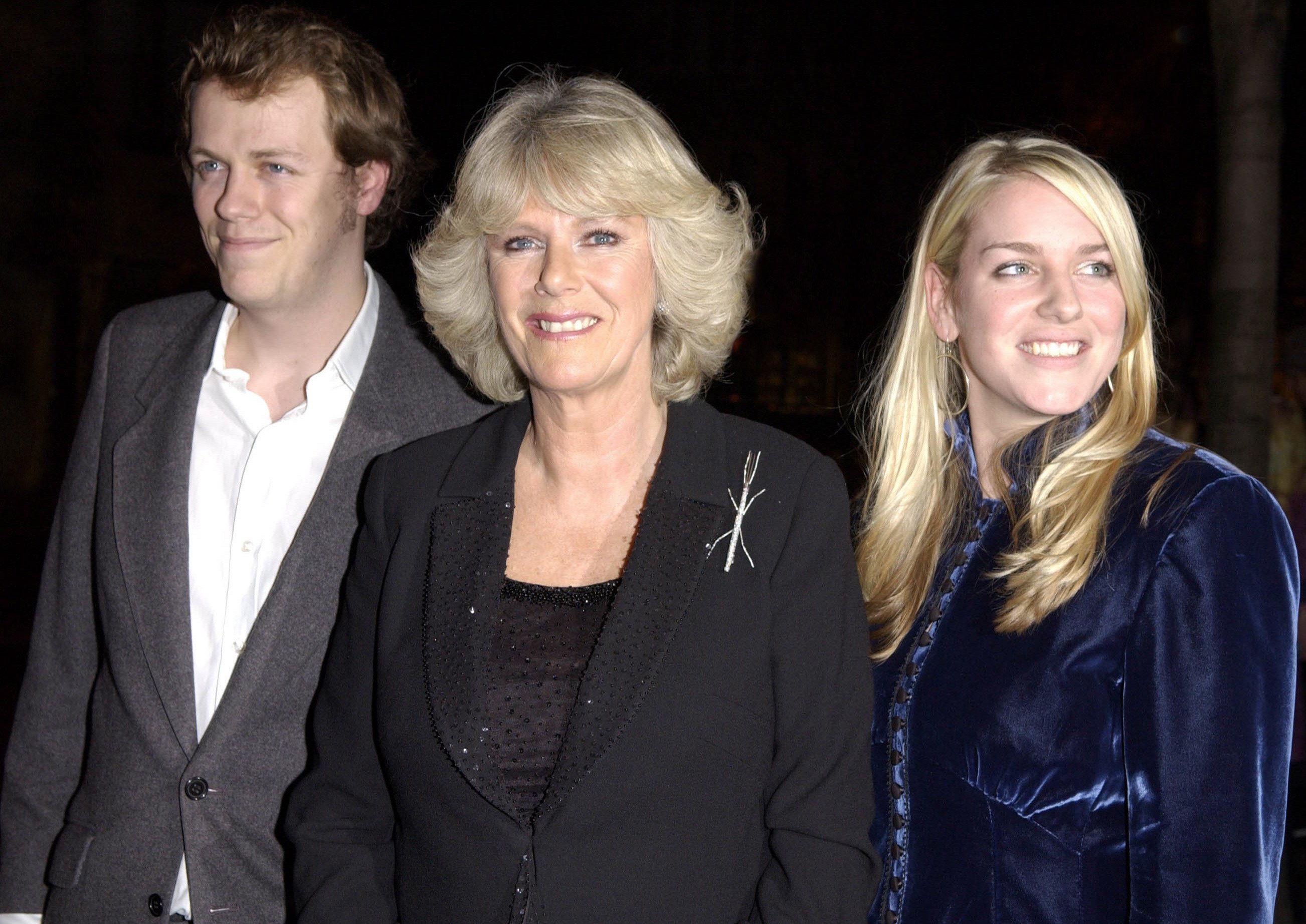 Camilla Parker Bowles con su hijo, Tom Parker Bowles, y su hija, Laura Parker Bowles, en una fiesta en Kensington para celebrar el lanzamiento de su nuevo libro, "E Is for Eating: An Alphabet of Greed", el 3 de noviembre de 2004. | Foto: Getty Images