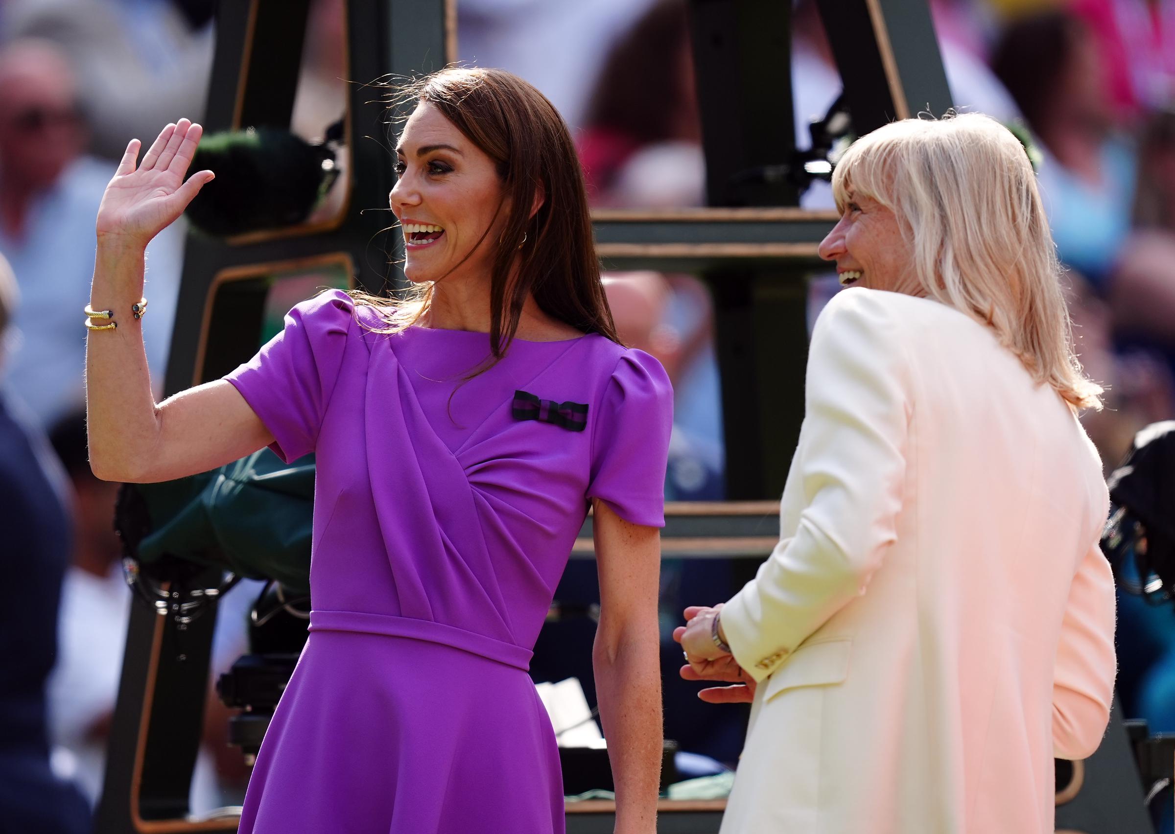 Kate Middleton y Debbie Jevans durante la entrega de trofeos de la final individual masculina de los Campeonatos de Wimbledon 2024, el 14 de julio de 2024, en Londres, Inglaterra | Fuente: Getty Images