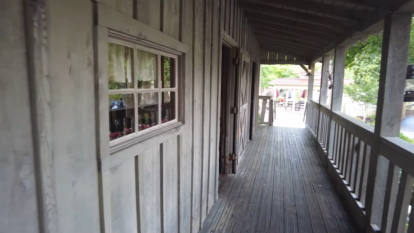 La casa de la infancia de Dolly Parton en Tennessee | Fuente: YouTube/TheSmokes