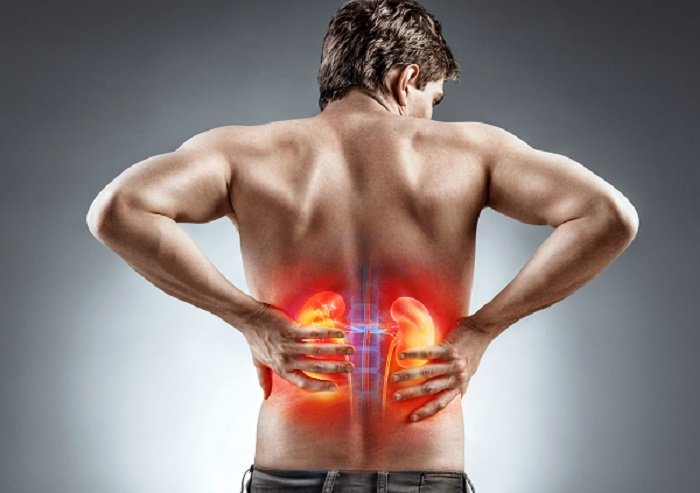 Hombre con dolor de espalda asociado a los riñones| Foto: Shutterstock