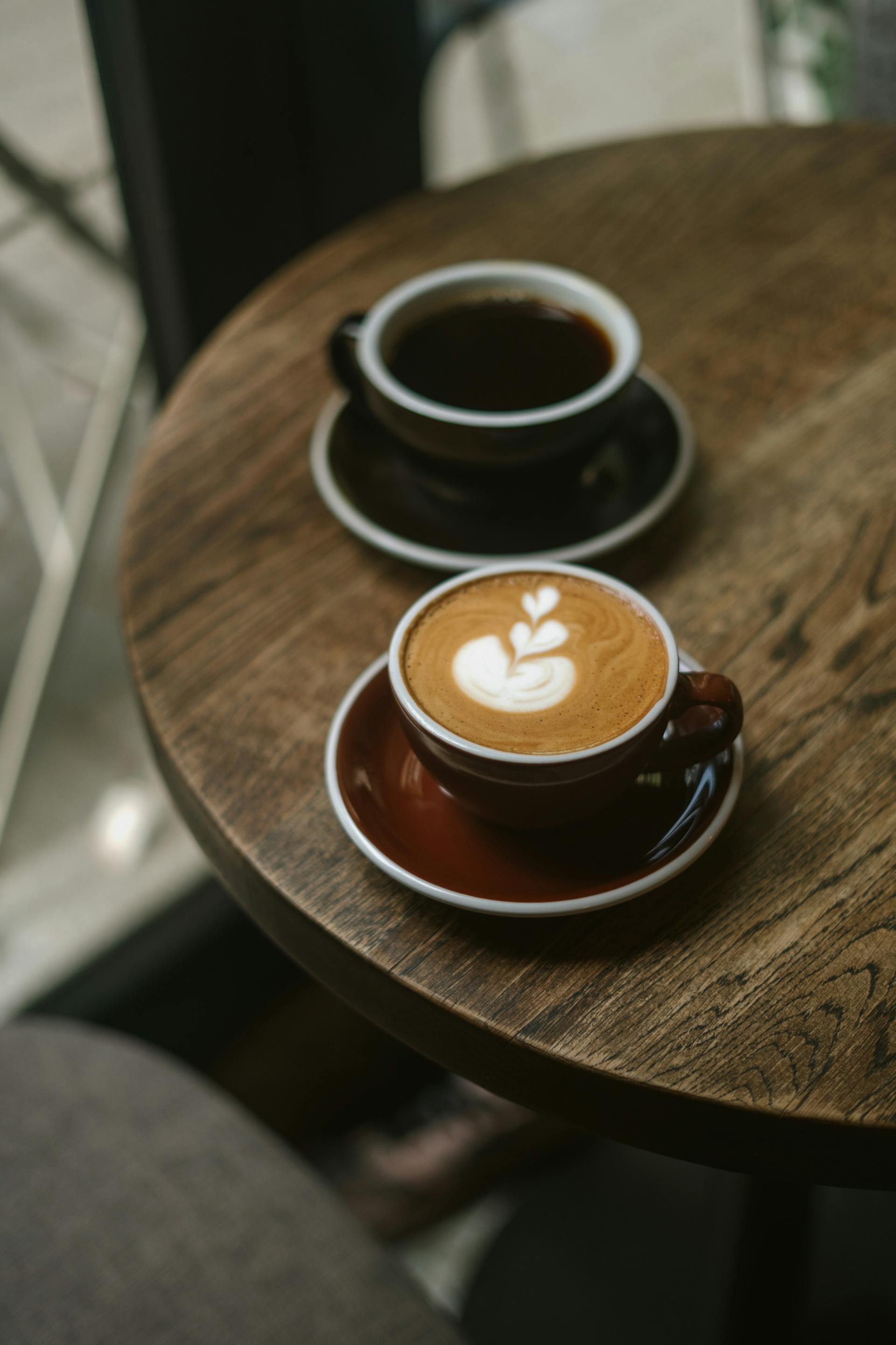 Una foto que muestra dos tazas de café sobre una mesa | Fuente: Pexels