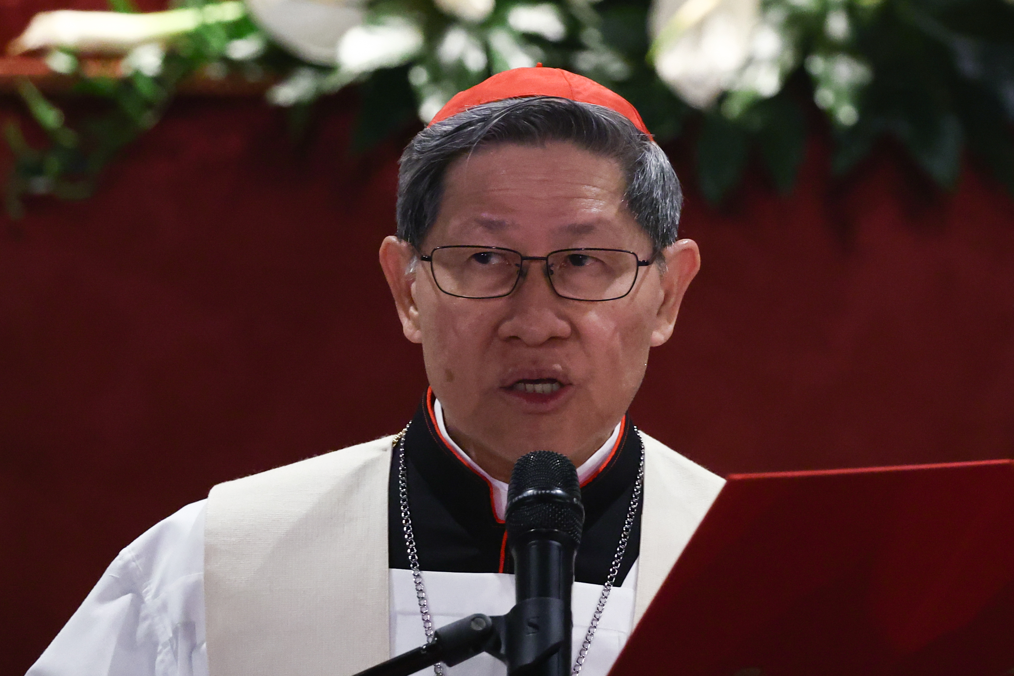 El Cardenal Luis Antonio Tagle dirige un rosario por el Papa Francisco el 24 de abril de 2025, en la Basílica de Santa María la Mayor en el Vaticano, Roma, Italia. | Fuente: Getty Images