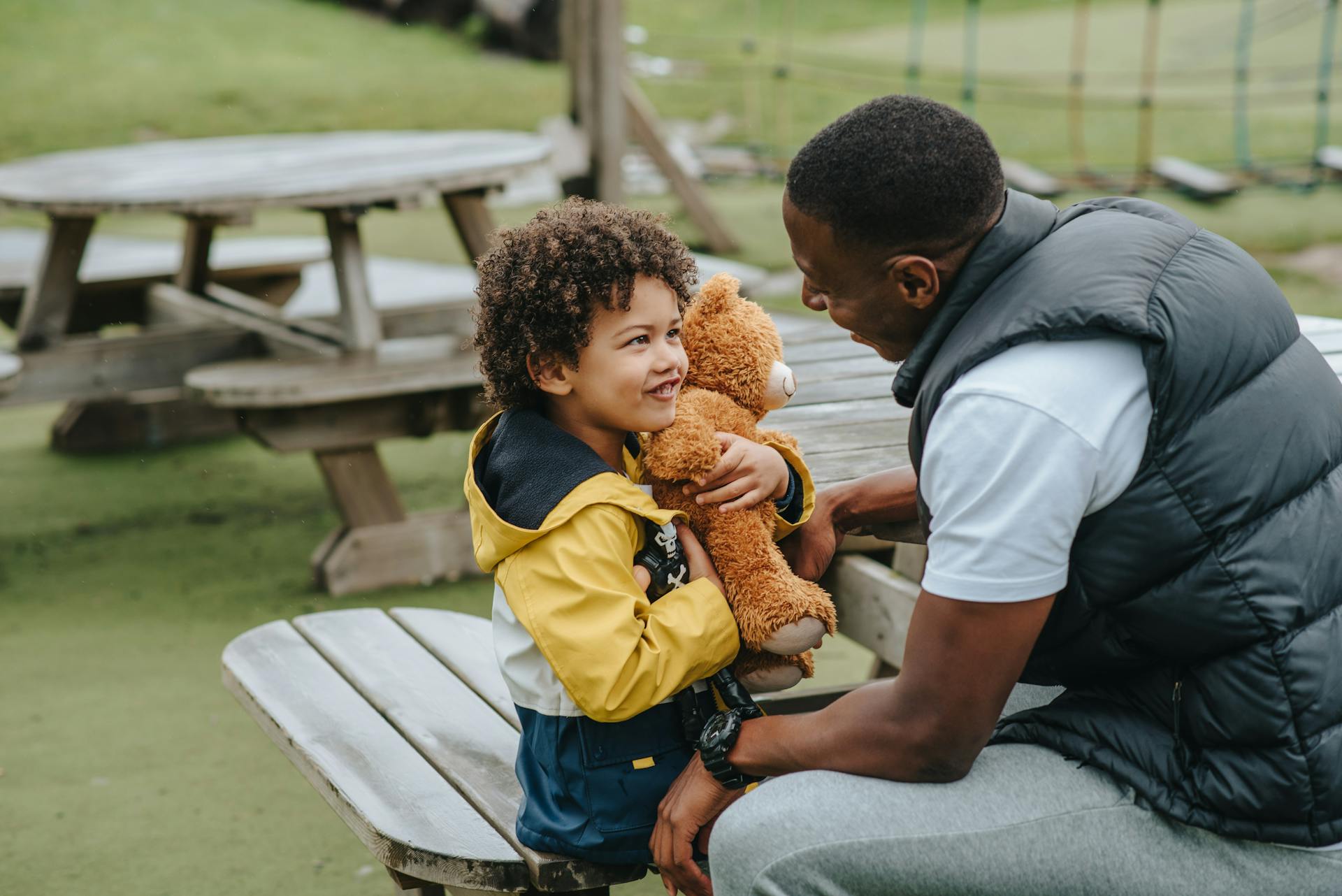 Un padre hablando con su hijo pequeño en el patio | Fuente: Pexels