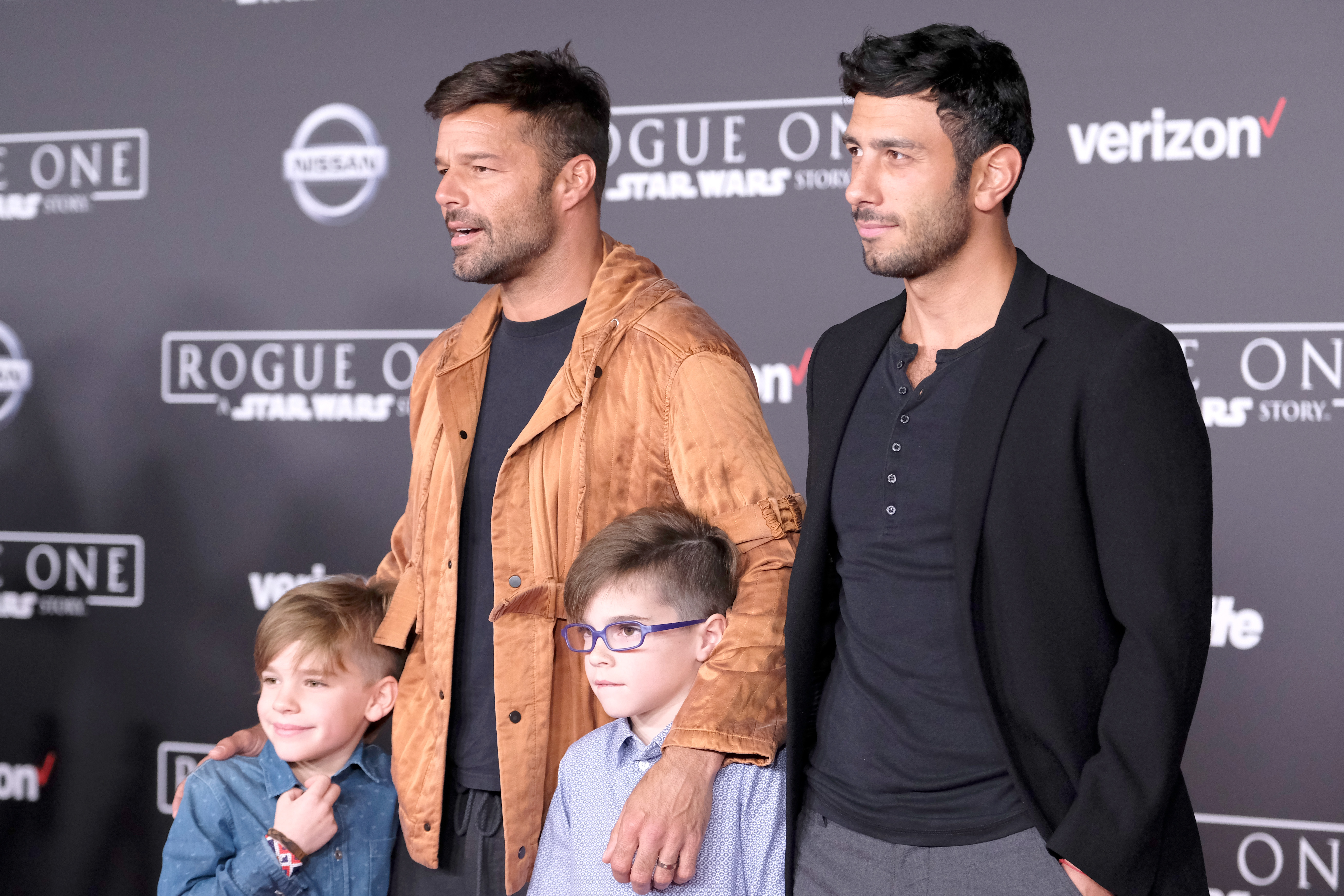 Ricky Martin y Jwan Yosef (de arriba a abajo, de izquierda a derecha) y Valentino Martin y Matteo Martin asisten al estreno de "Rogue One: Una historia de Star Wars" de Walt Disney Pictures y Lucasfilm en el Teatro Pantages el 10 de diciembre de 2016 en Hollywood, California. | Fuente: Getty Images