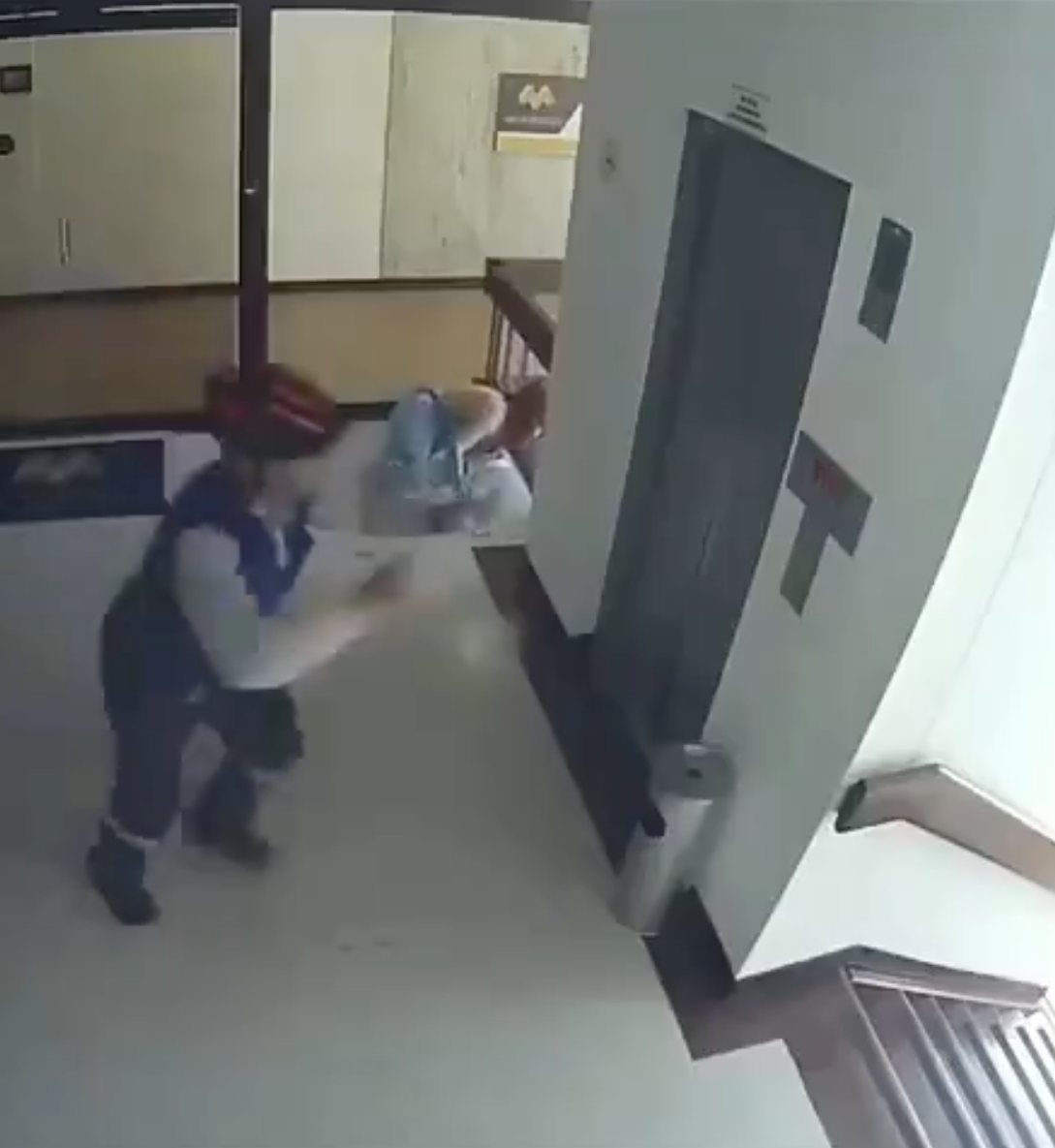 La madre intenta agarrar a su hijo mientras otro hombre corre hacia el piso inferior para atraparlo | Foto: Instagram.com/fatherly