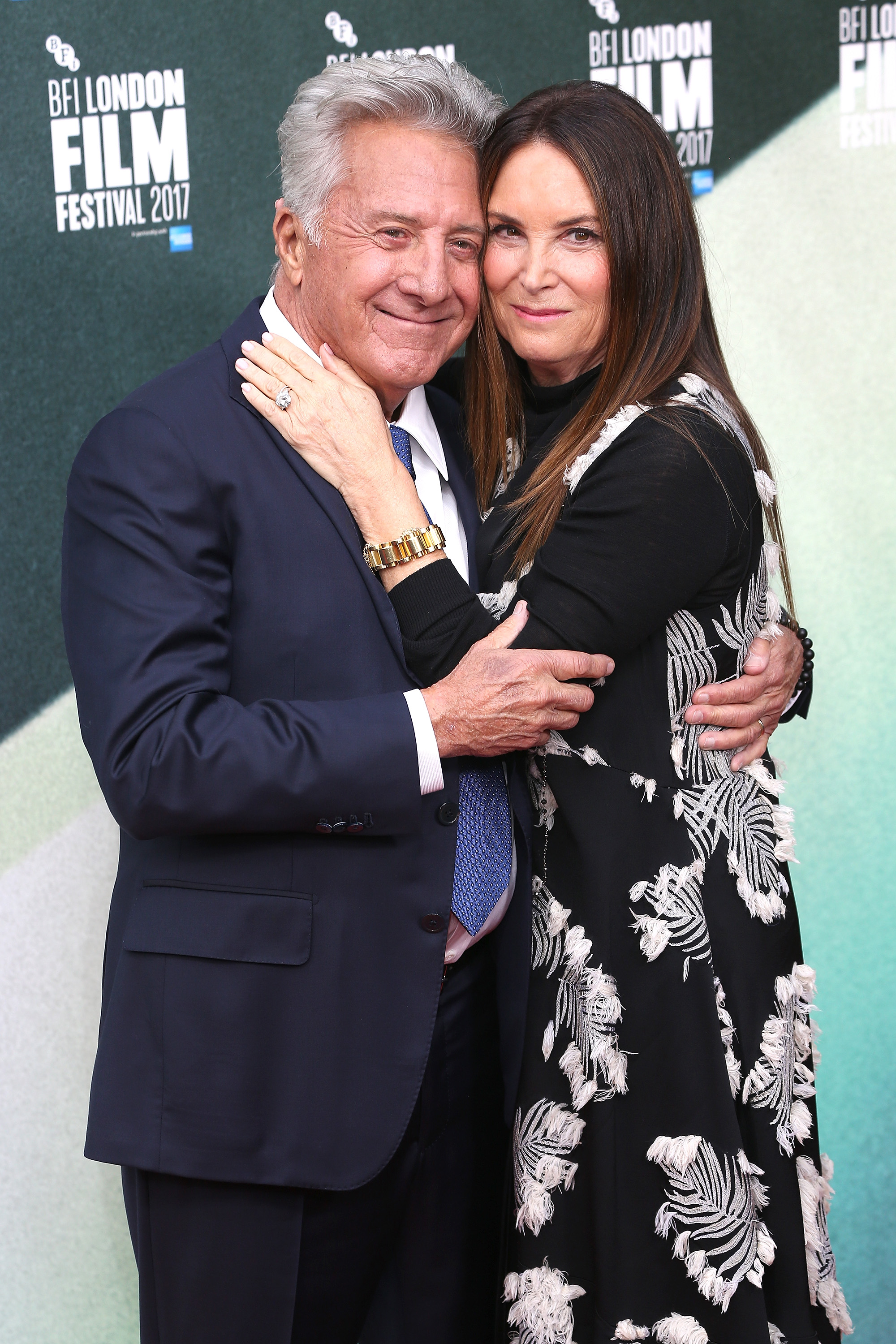 Dustin Hoffman y Lisa Hoffman asisten al estreno en el Reino Unido de "The Meyerowitz Stories" en Londres, Inglaterra, el 6 de octubre de 2017. | Foto: Getty Images