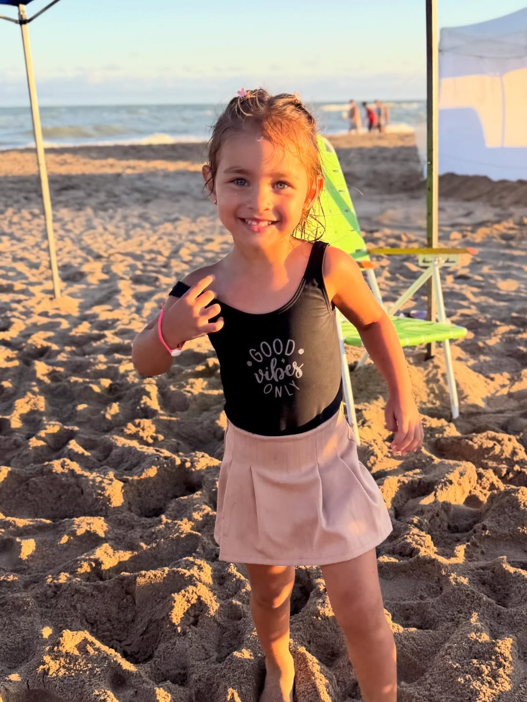 Jamaica, hija de Tamara Báez, disfrutando de un día de relajación en la playa | Fuente: Instagram/tamibaez222