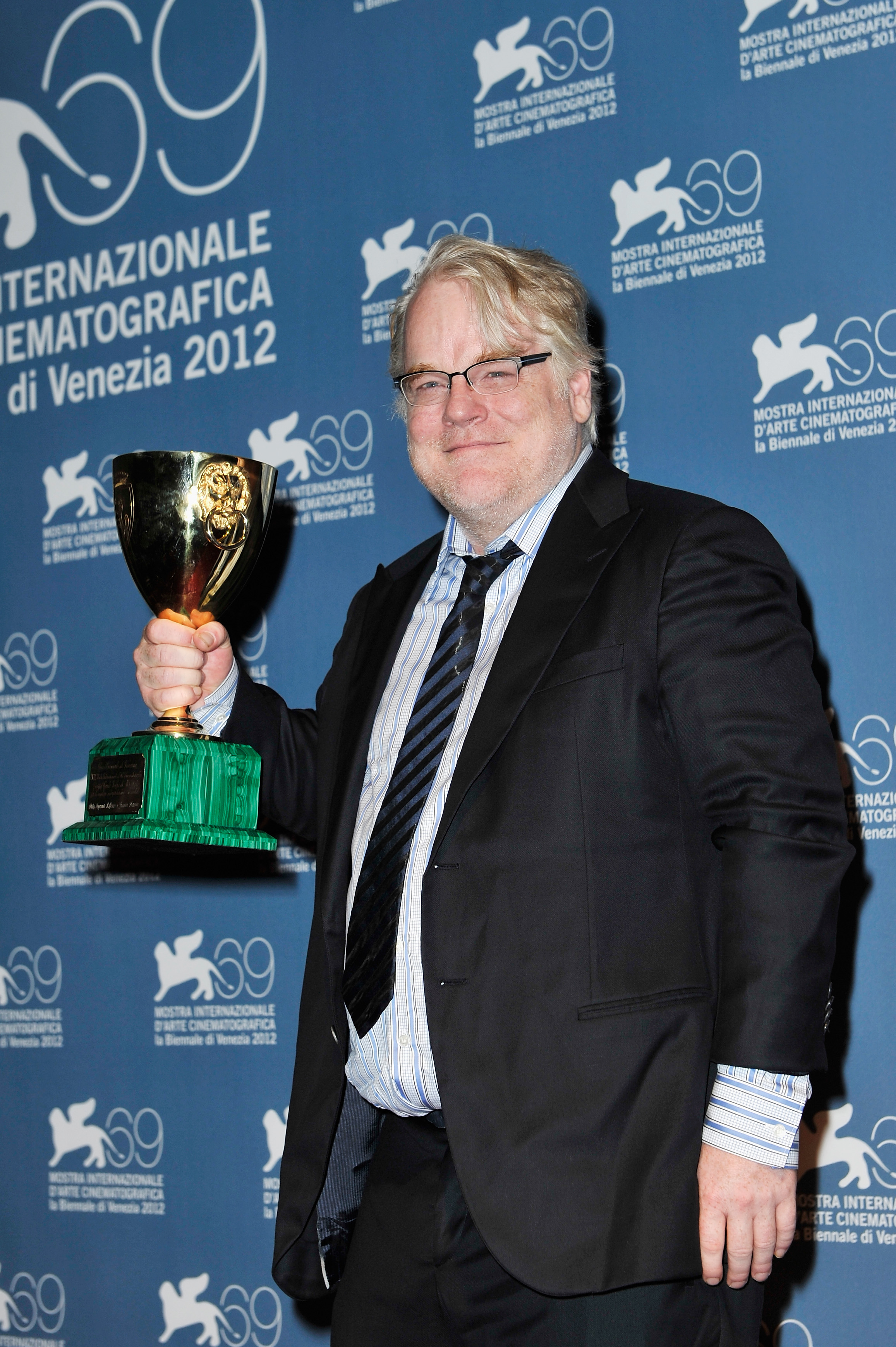 Philip Seymour Hoffman con su Premio Coppa Volpi al Mejor Actor durante el 69º Festival de Cine de Venecia en Venecia, Italia, el 8 de septiembre de 2012 | Fuente: Getty Images