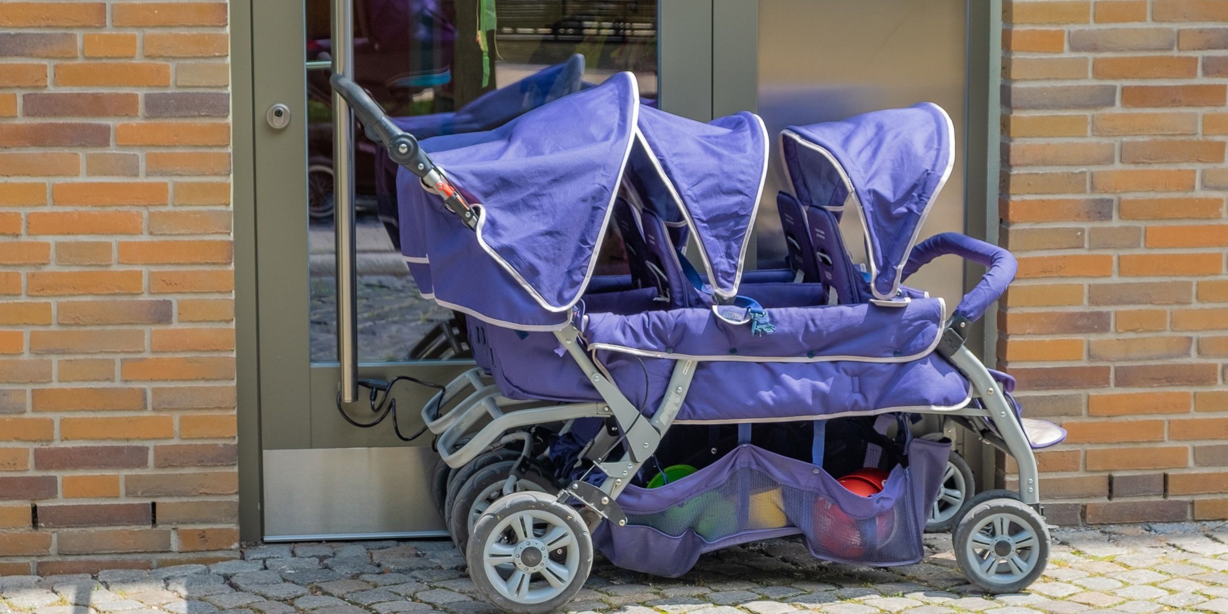 Un cochecito para tres bebés | Fuente: Shutterstock