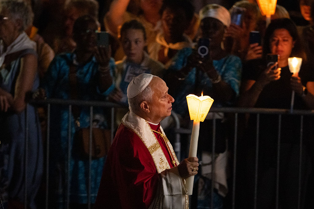 El papa León XIV asiste al rezo del Santo Rosario y a la procesión de antorchas en el Santuario de Nuestra Señora de Lourdes, el 27 de septiembre en Lourdes, Francia. | Fuente: Getty Images