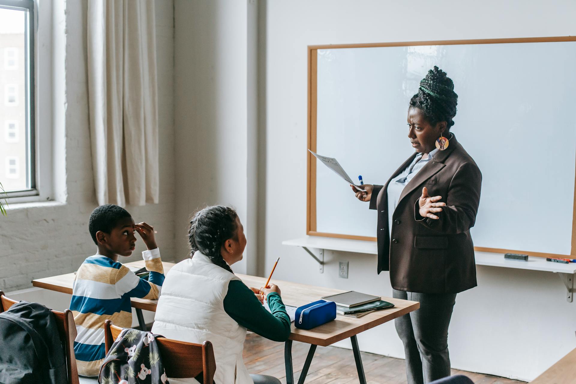 Una profesora con alumnos en un aula | Fuente: Pexels