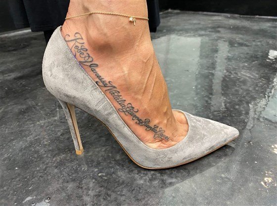 Vanessa Bryant mostrando su pie derecho con su nuevo tatuaje. | Foto: Captura Instagram/vanessabryant.