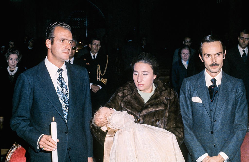 Bautizo de Alfonso, hijo de la infanta Margarita y Carlos Zurita, con Juan Carlos I como padrino, en 1973, Madrid, España. | Foto: Getty Images