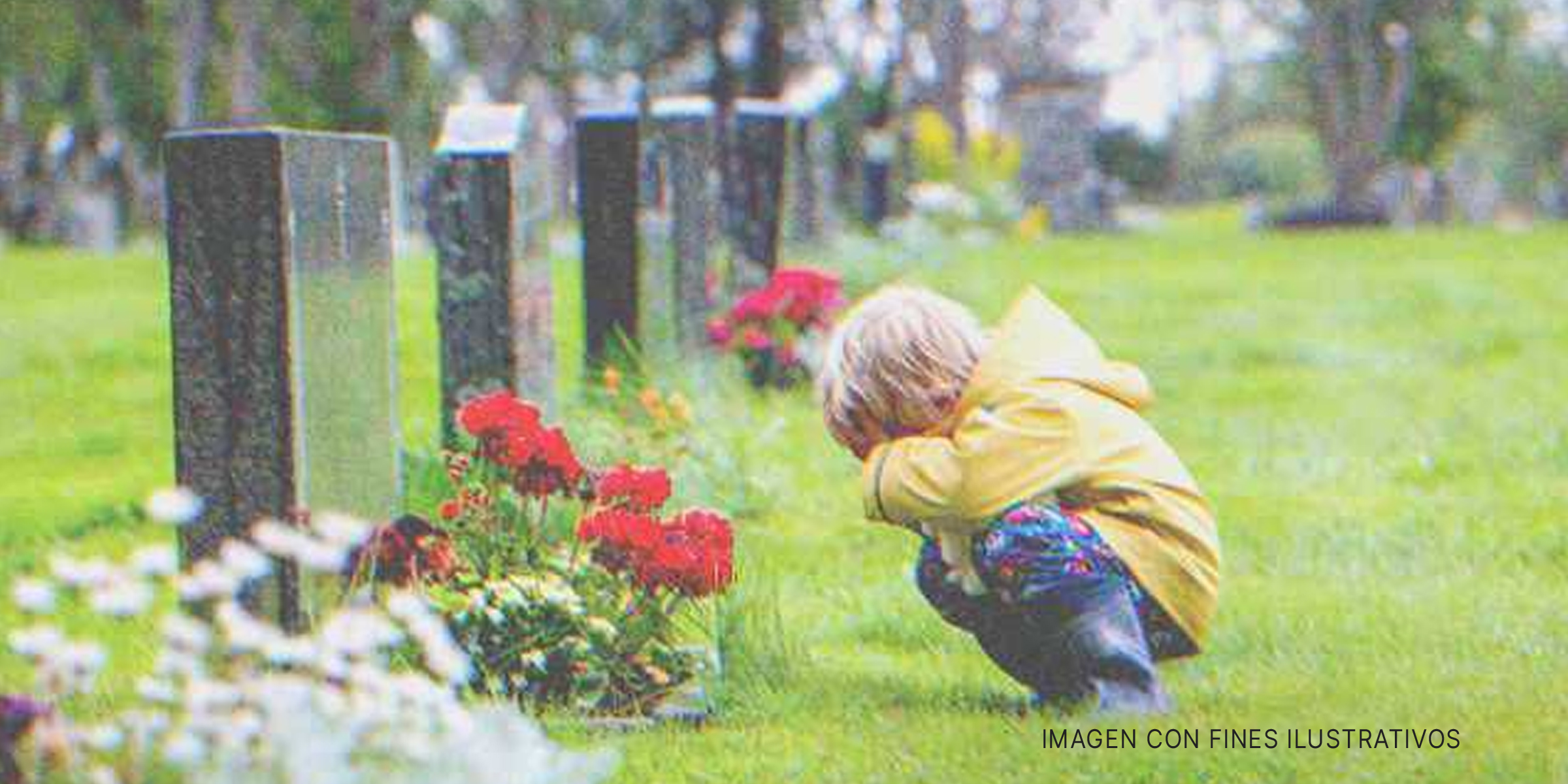 Niño llora frente a una tumba con flores. | Foto: Shutterstock