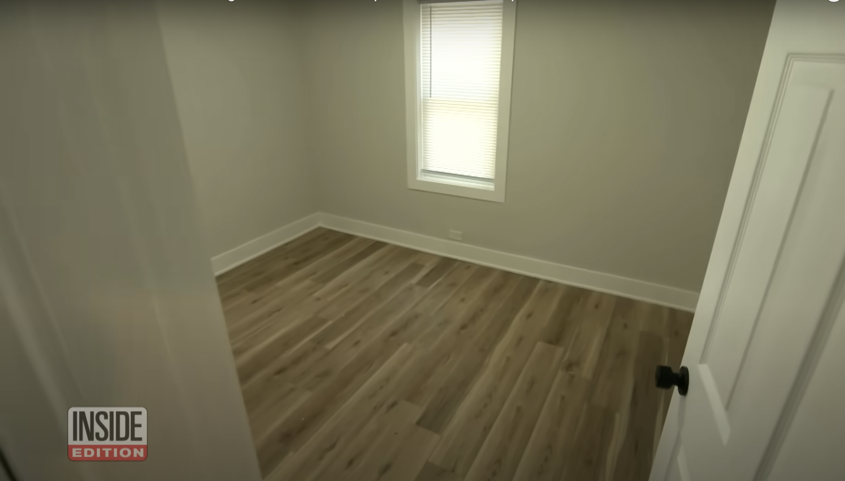 Un dormitorio dentro de la casa de la infancia del papa León XIV, de un vídeo fechado el 10 de mayo de 2025. | Fuente: Inside Edition
