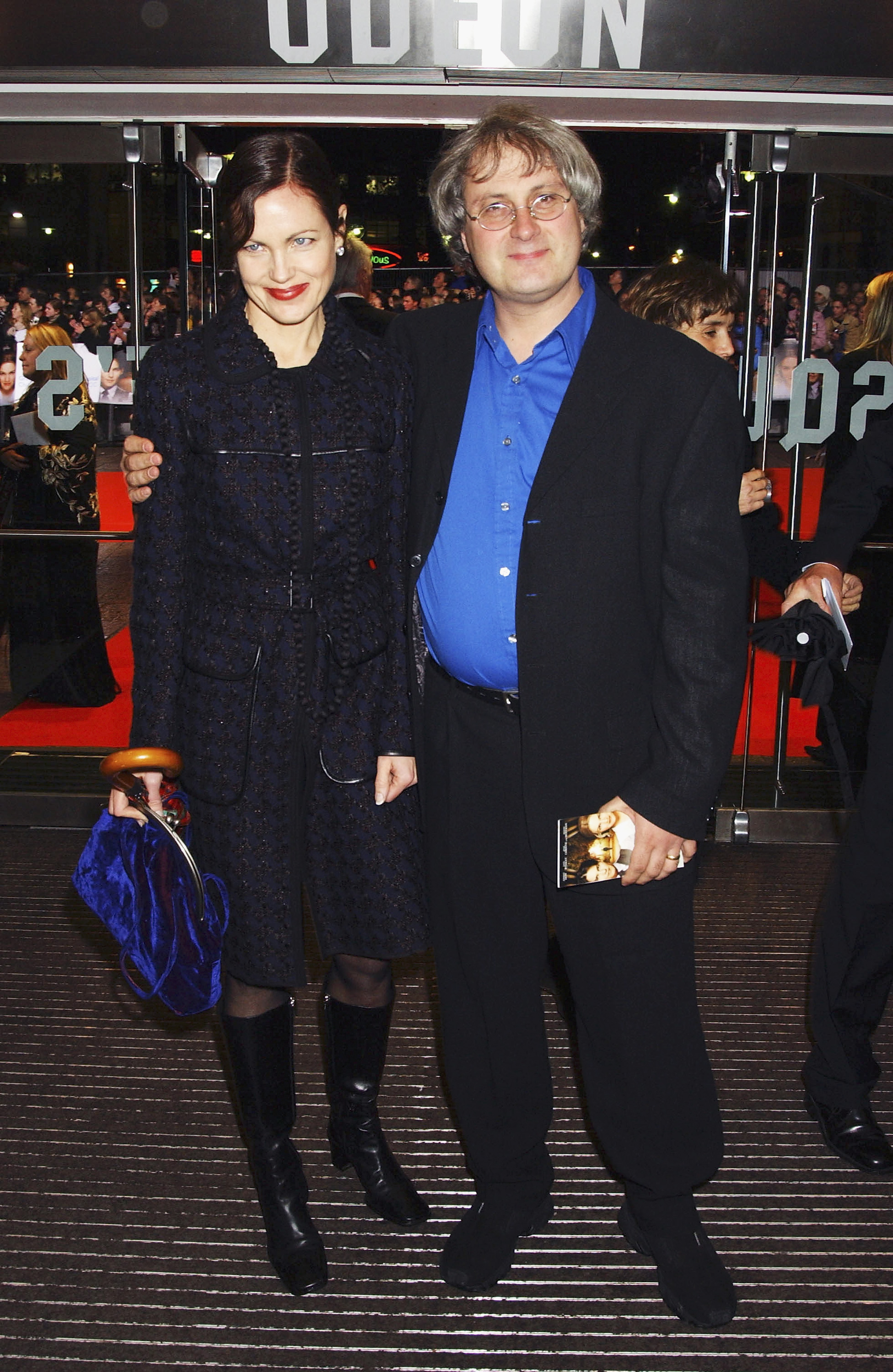 La actriz y Simon Curtis en el estreno benéfico en el Reino Unido de "Finding Neverland", 2004 | Fuente: Getty Images