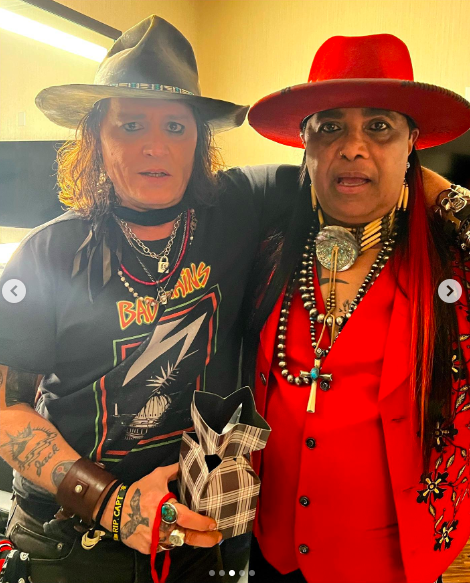 Johnny Depp y Micki Free posando para una foto publicada el 5 de noviembre de 2022 | Foto: Instagram/official_micki_free