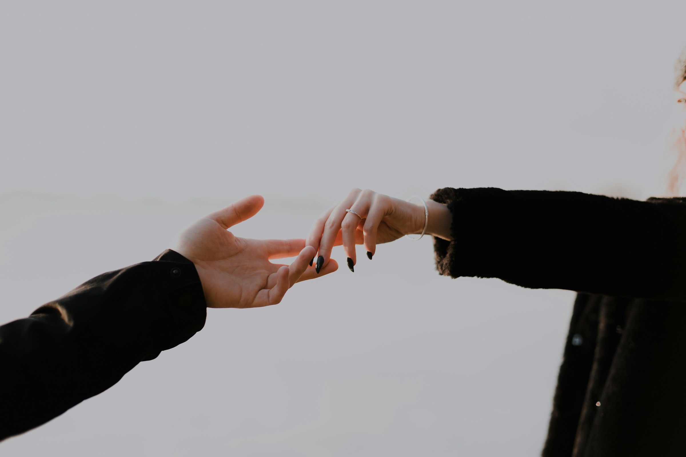 Primer plano de una pareja tomada de la mano | Fuente: Unsplash