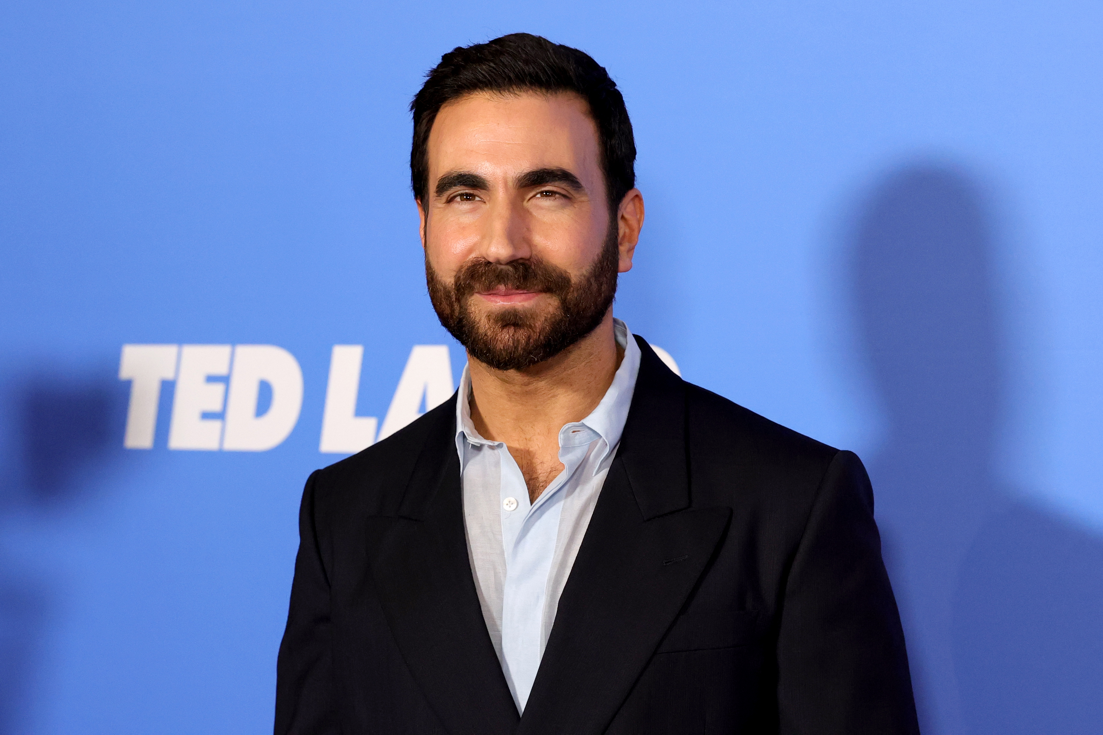 Brett Goldstein posa en el estreno de la cuarta temporada de "Ted Lasso" en la Ciudad de Nueva York el 4 de agosto de 2026. Su cabello oscuro y su barba tupida son algunos de los rasgos visibles en la foto mientras los usuarios de las redes sociales debaten su parecido con Ben Affleck. | Fuente: Getty Images