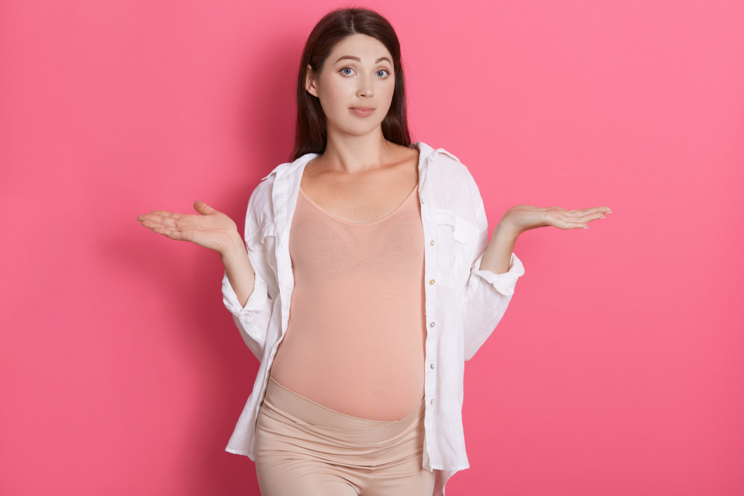 Una donna incinta che alza le spalle | Fonte: Freepik