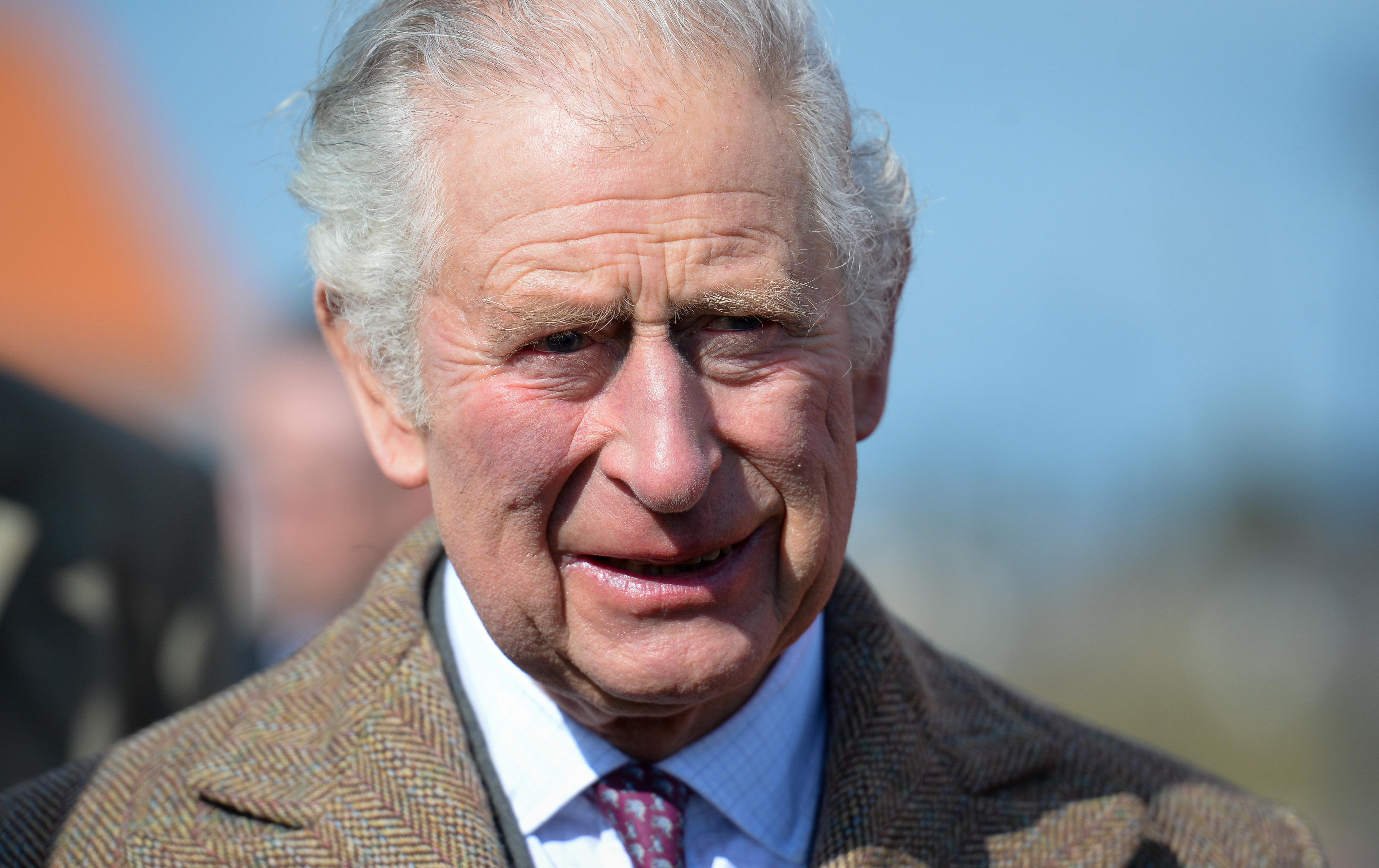 El rey Charles III durante su visita al Bosque del Centenario de la Real Legión Británica el 07 de marzo de 2022 en Newquay, Inglaterra | Fuente: Getty Images