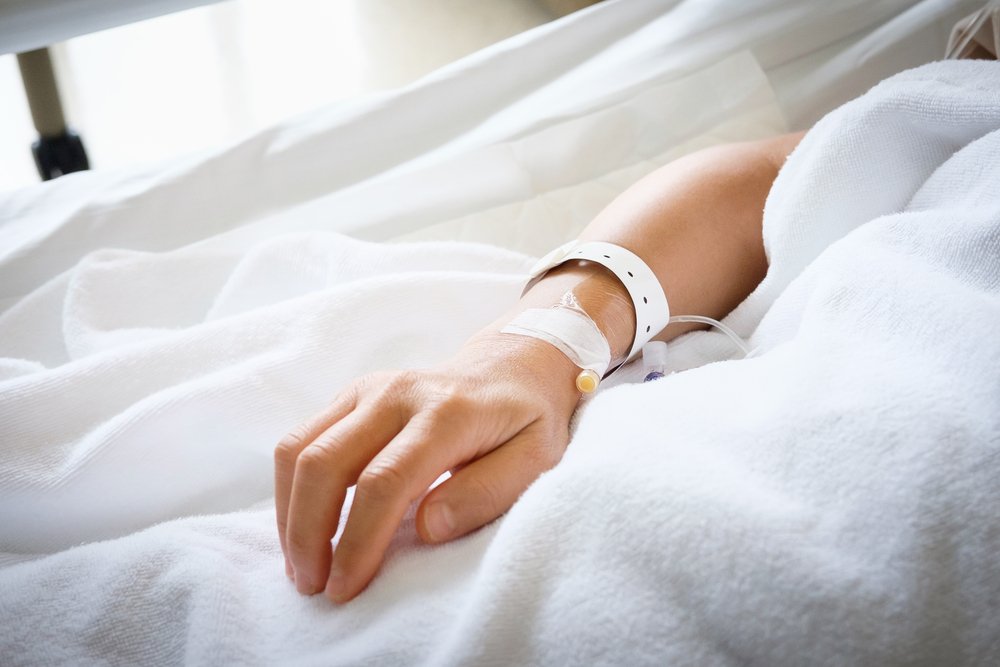 Mano de paciente internada en un hospital. | Foto: Shutterstock