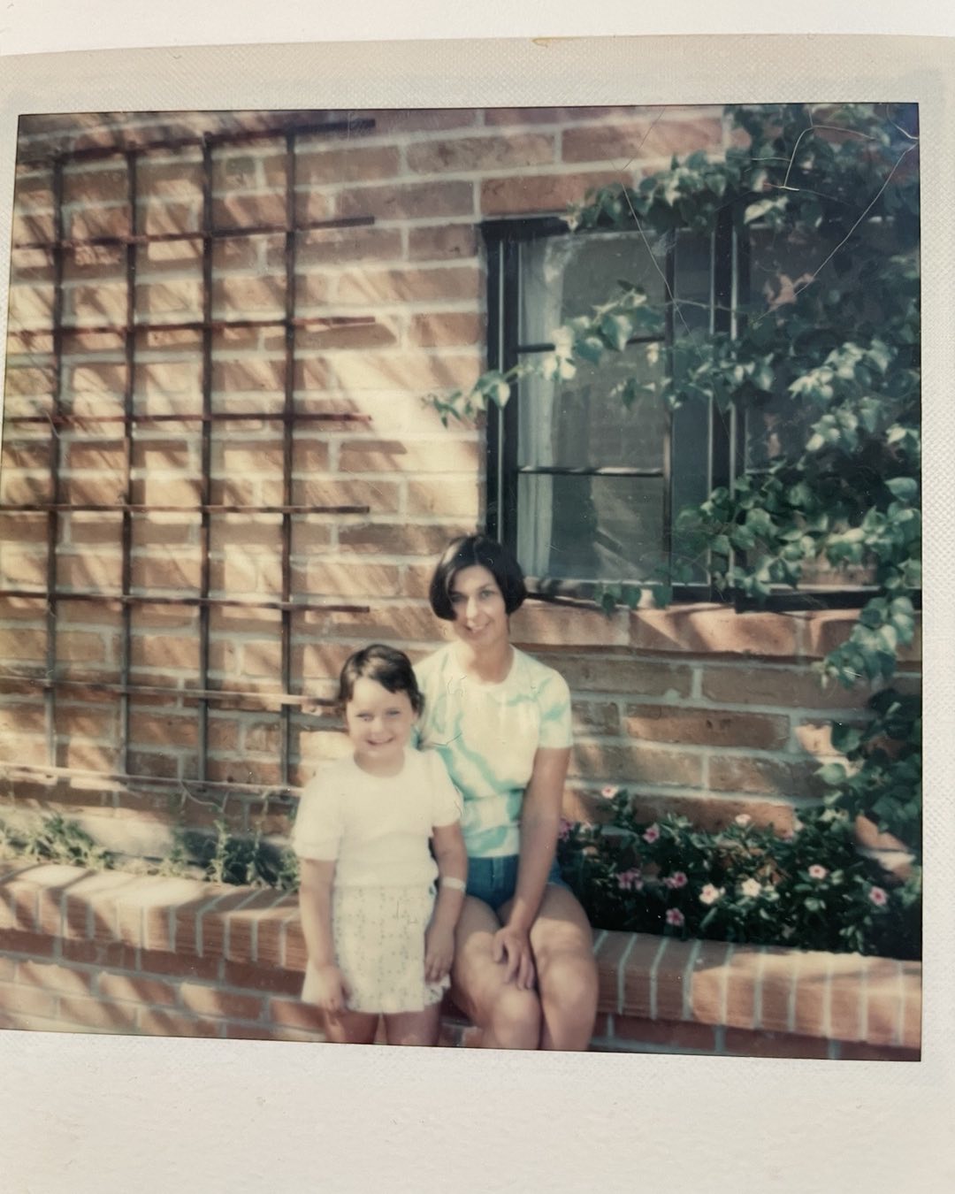 Una joven Savannah Guthrie con su madre, Nancy, en su casa de Tucson, Arizona | Fuente: Instagram/savannahguthrie
