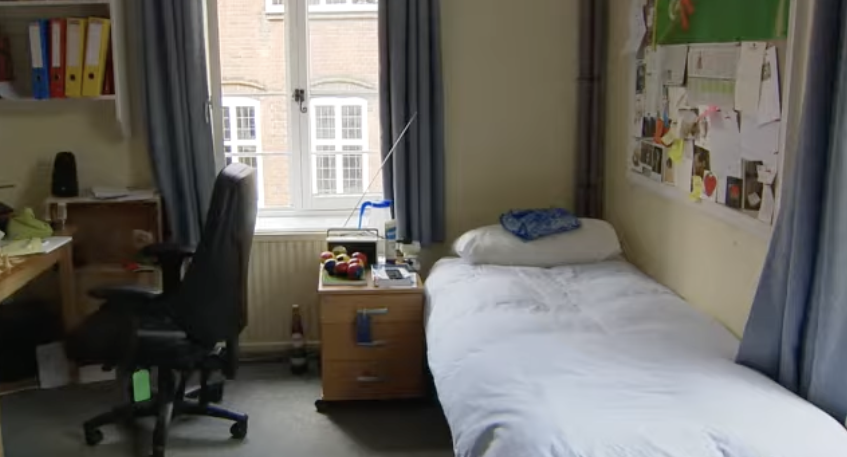 Una habitación de estudiante en el Eton College cuenta con una cama individual, un escritorio y un tablón de anuncios personal. El folleto informativo del colegio indica que cada chico tiene su propia habitación-estudio. | Fuente: YouTube/Paradoxyy